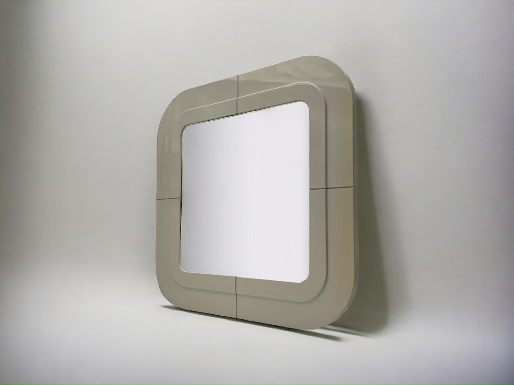 Iconic Wall Mirror by Anna Castelli for Kartell, 1960s  3