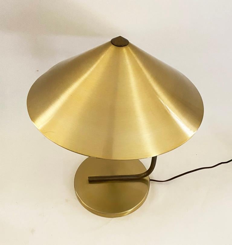 Ikonische Walter Von Nessen 1930s Messing und eloxiertes Aluminium Tischlampe im Angebot 3