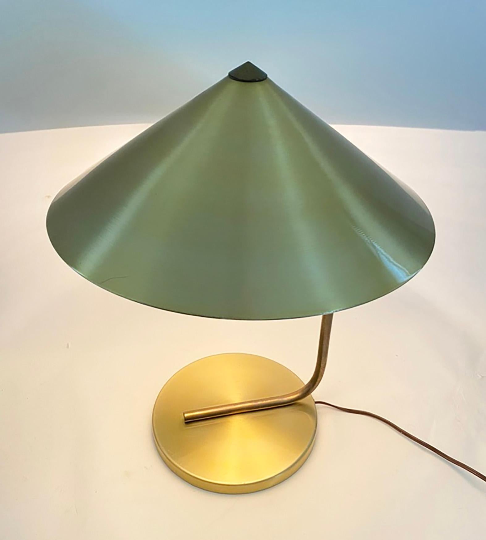 Ikonische Walter Von Nessen 1930s Messing und eloxiertes Aluminium Tischlampe im Angebot 5