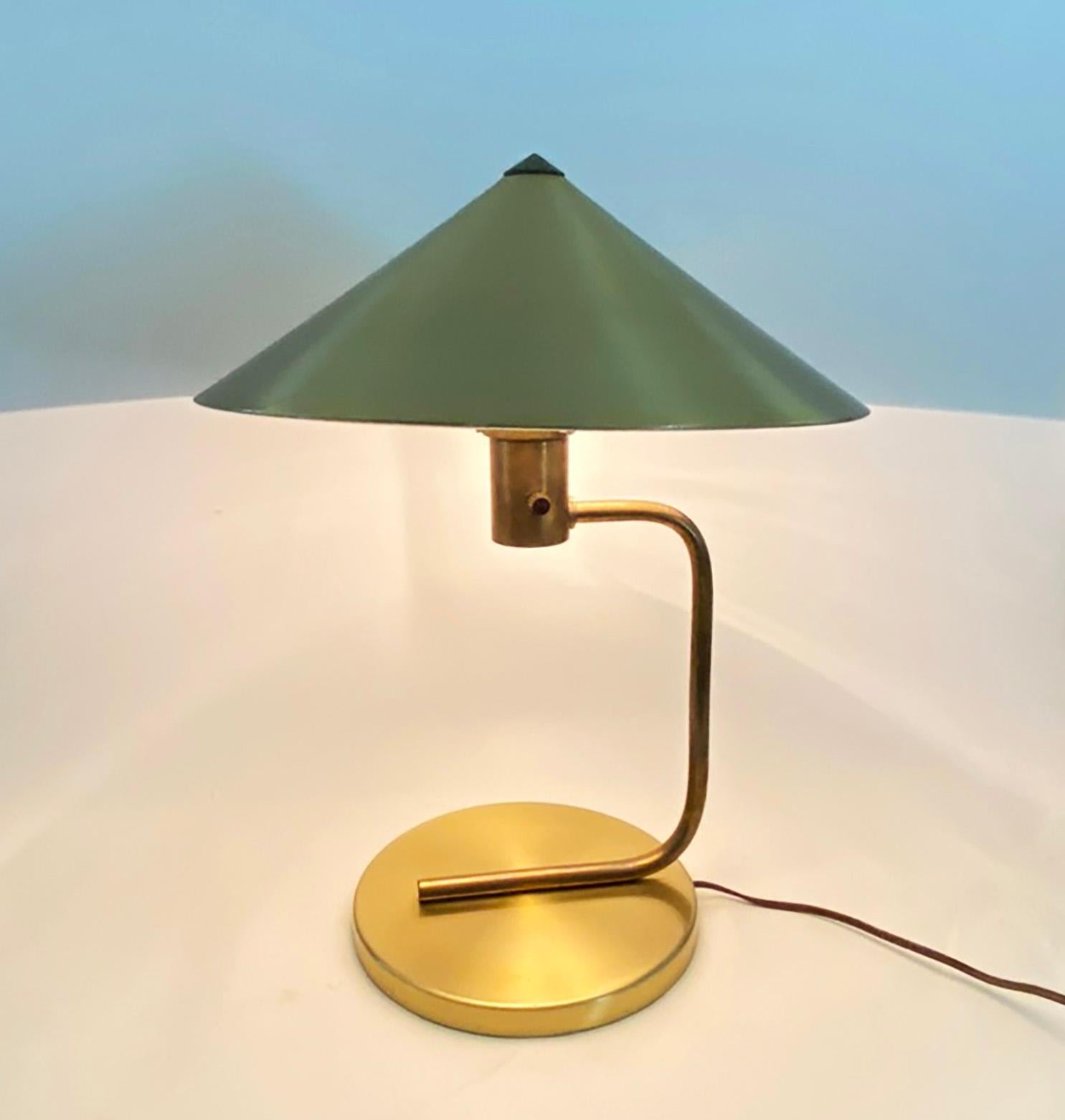 Hier ist eine ikonische Lampe des deutsch-amerikanischen Designers Walter von Nessen (1889-1943). Diese Leuchte, die Ende der 1930er Jahre entworfen wurde, wird oft fälschlicherweise dem Designer Kurt Versen zugeschrieben. Der Schirm und der runde