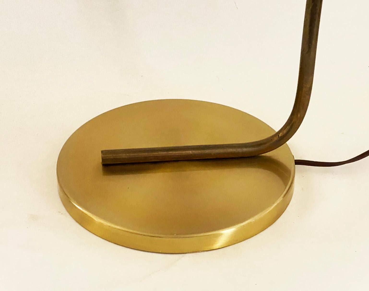 Ikonische Walter Von Nessen 1930s Messing und eloxiertes Aluminium Tischlampe (Art déco) im Angebot