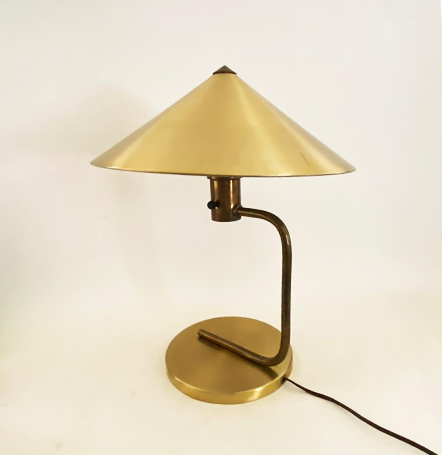 Ikonische Walter Von Nessen 1930s Messing und eloxiertes Aluminium Tischlampe (amerikanisch) im Angebot
