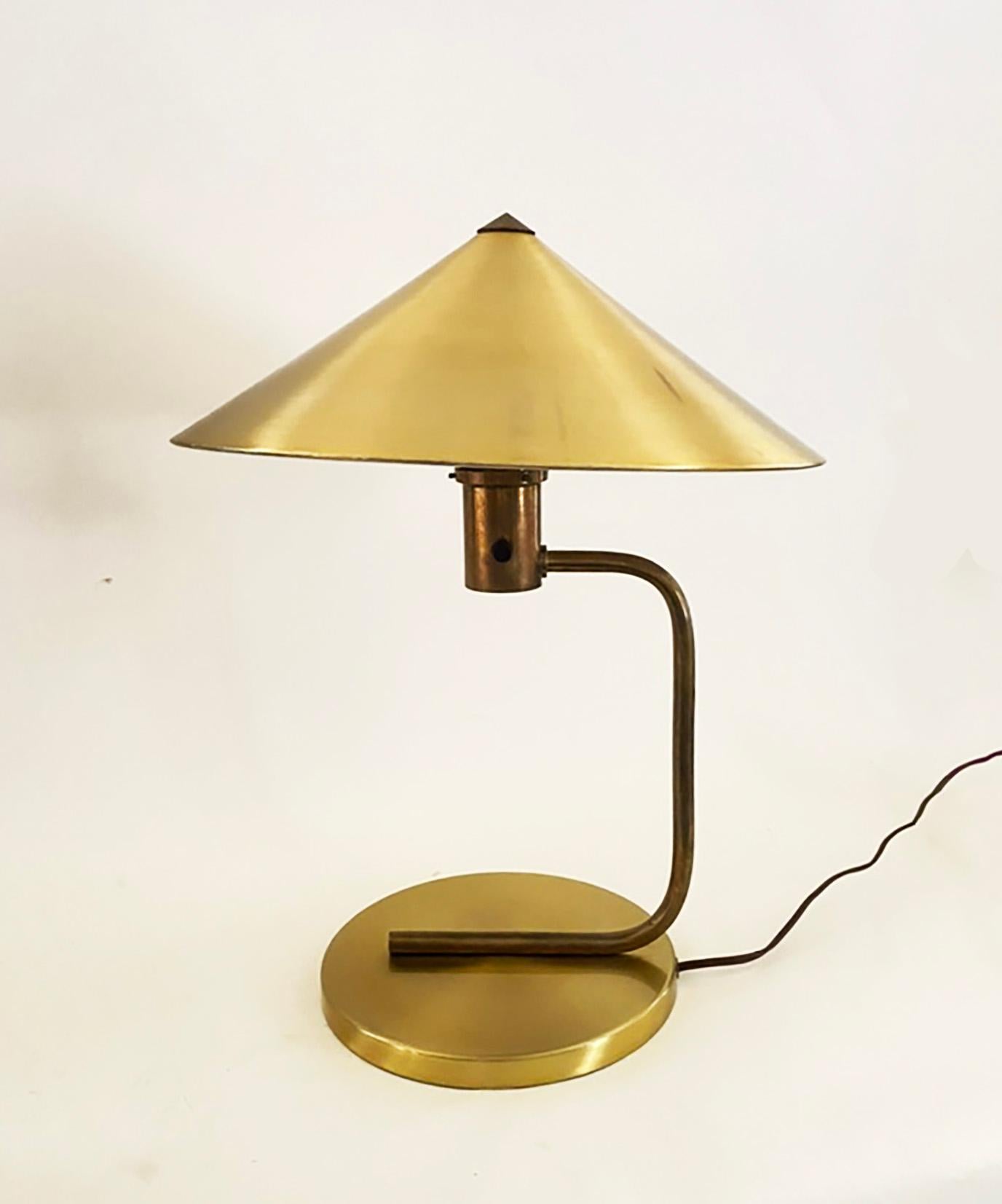 Ikonische Walter Von Nessen 1930s Messing und eloxiertes Aluminium Tischlampe im Zustand „Gut“ im Angebot in Minneapolis, MN