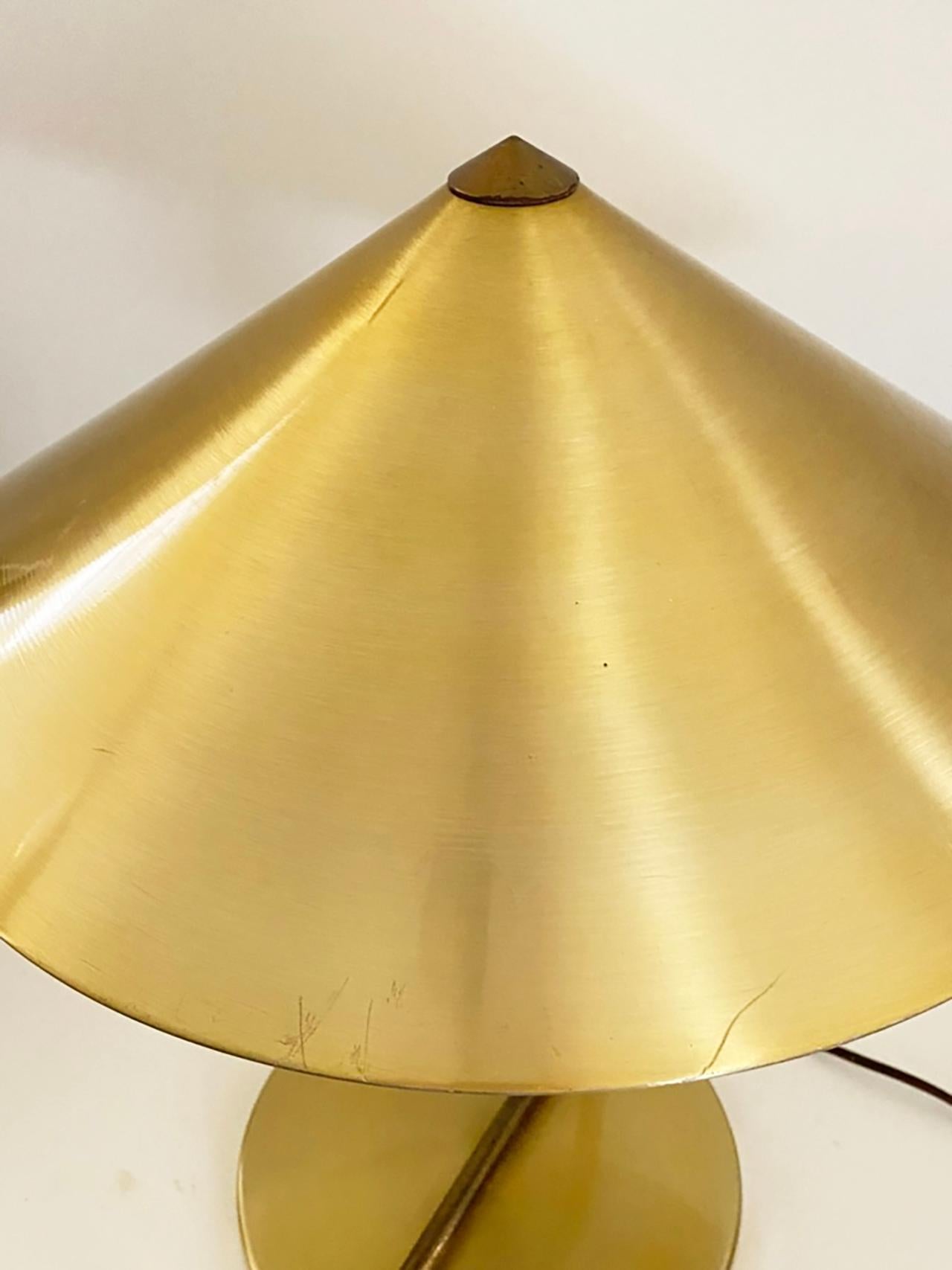 Ikonische Walter Von Nessen 1930s Messing und eloxiertes Aluminium Tischlampe (Metall) im Angebot
