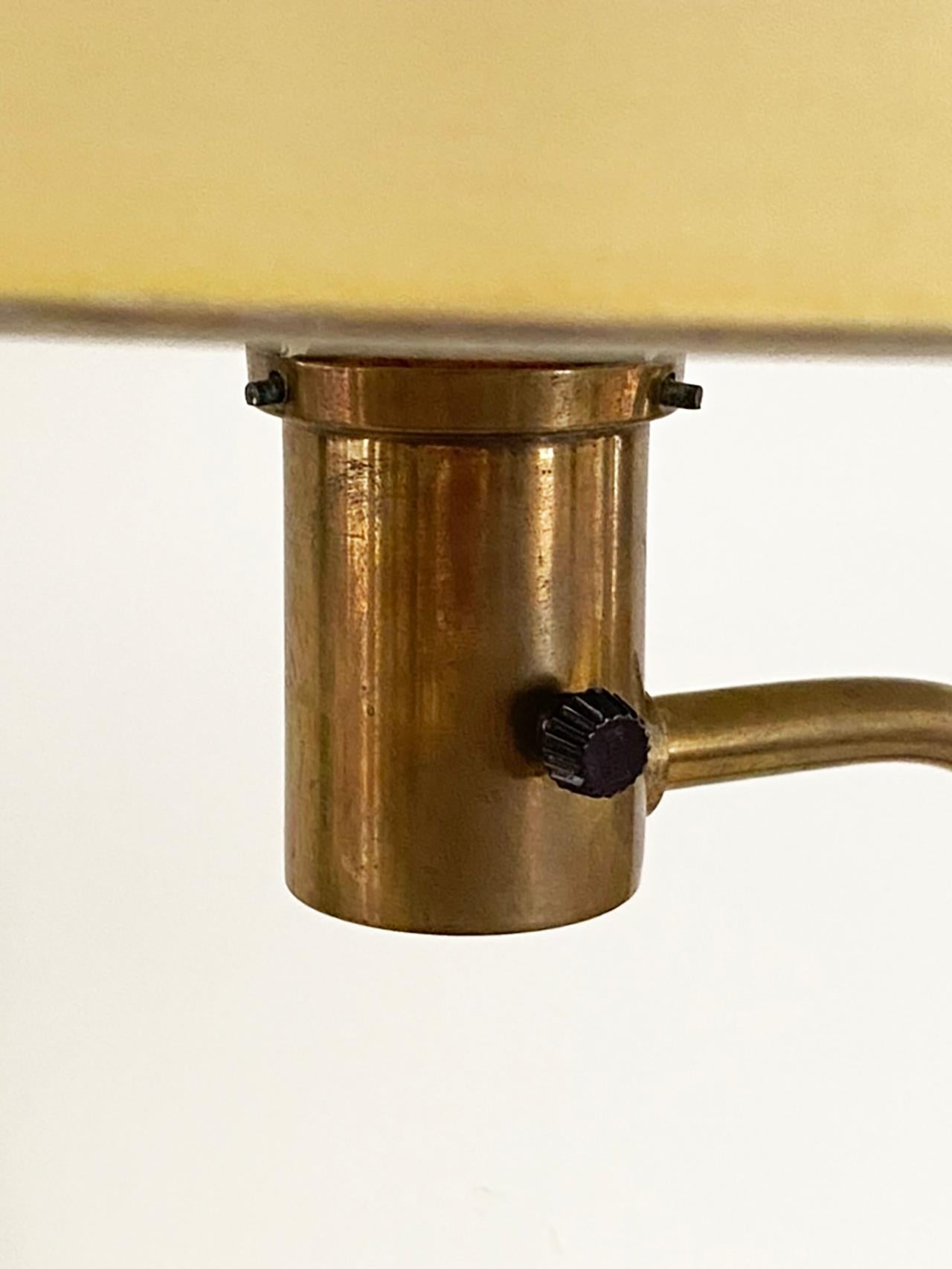 Ikonische Walter Von Nessen 1930s Messing und eloxiertes Aluminium Tischlampe im Angebot 1