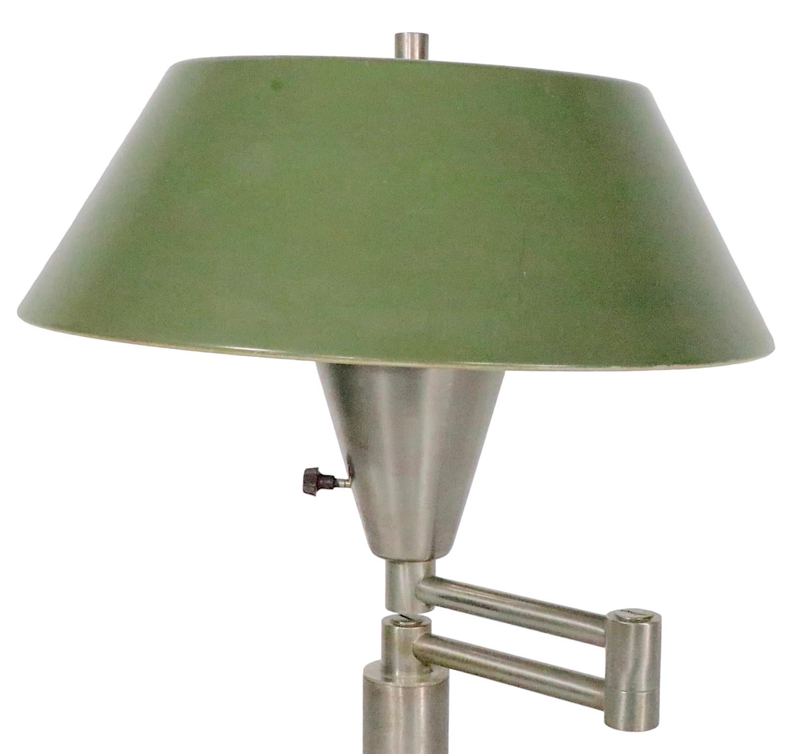 Ikonische Walter Von Nessen Swing Arm-Schreibtischlampe mit Original-Metallschirm  (Stahl) im Angebot