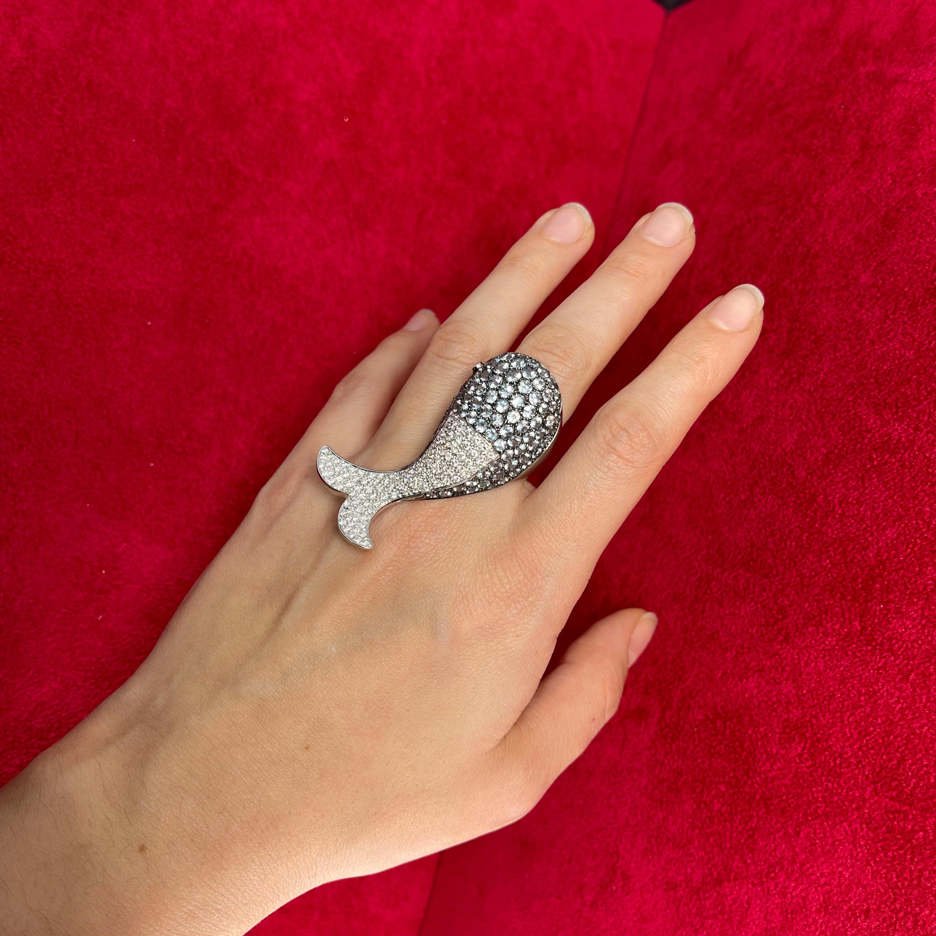 Anillo icónico de oro blanco con diseño de ballena, diamantes y aguamarina en venta 5
