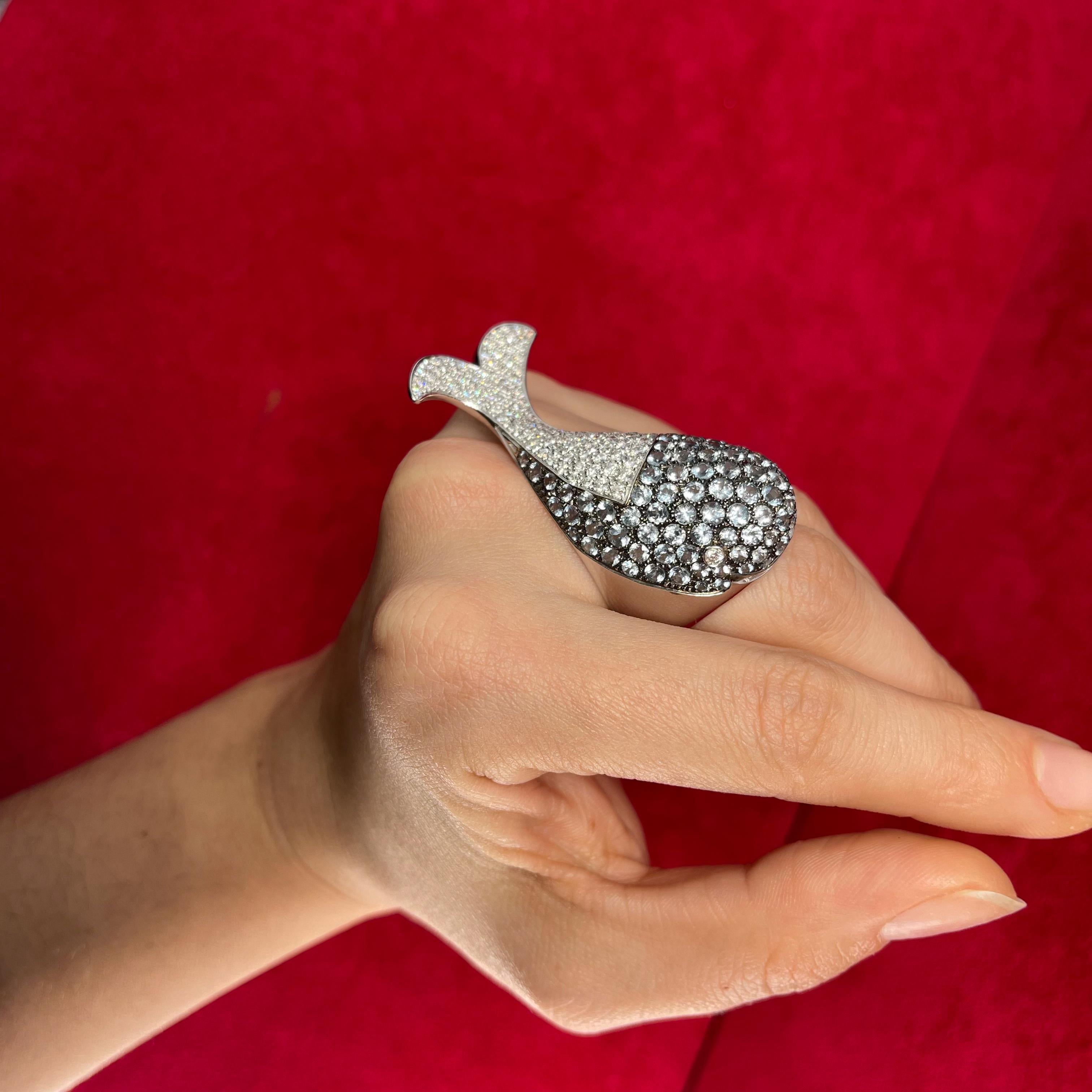 Anillo icónico de oro blanco con diseño de ballena, diamantes y aguamarina en venta 6