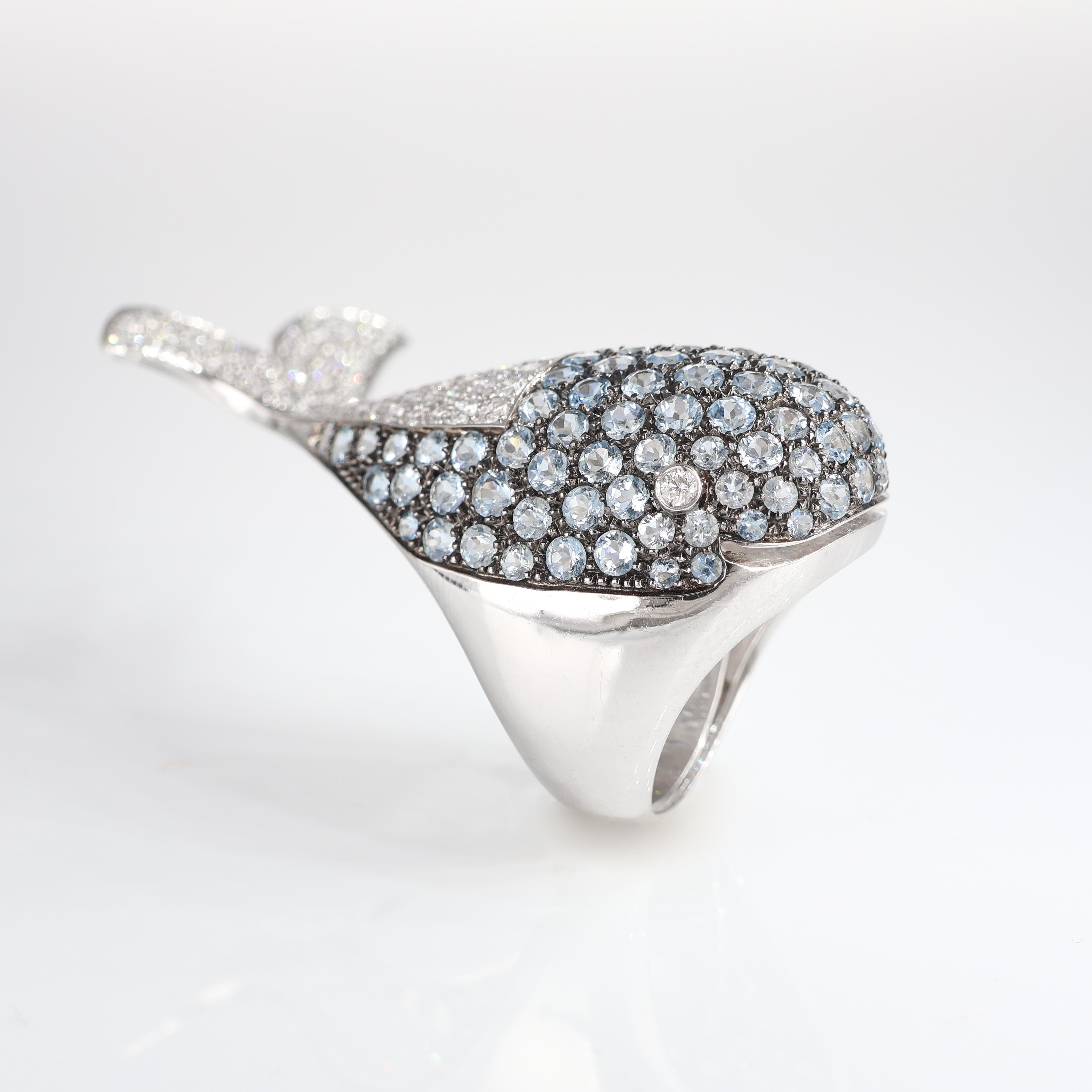 Anillo icónico de oro blanco con diseño de ballena, diamantes y aguamarina Corte brillante en venta