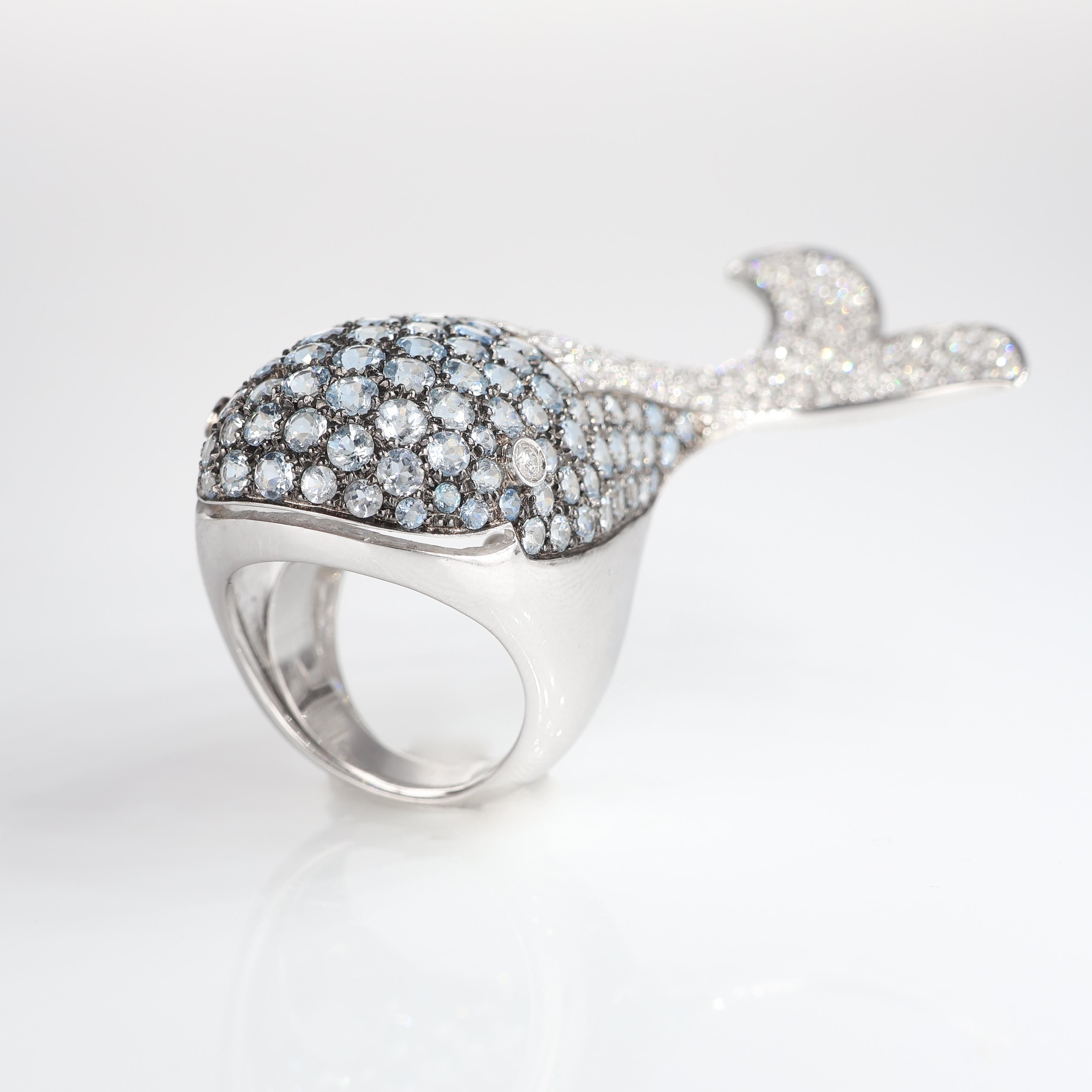Femenino o masculino Anillo icónico de oro blanco con diseño de ballena, diamantes y aguamarina en venta