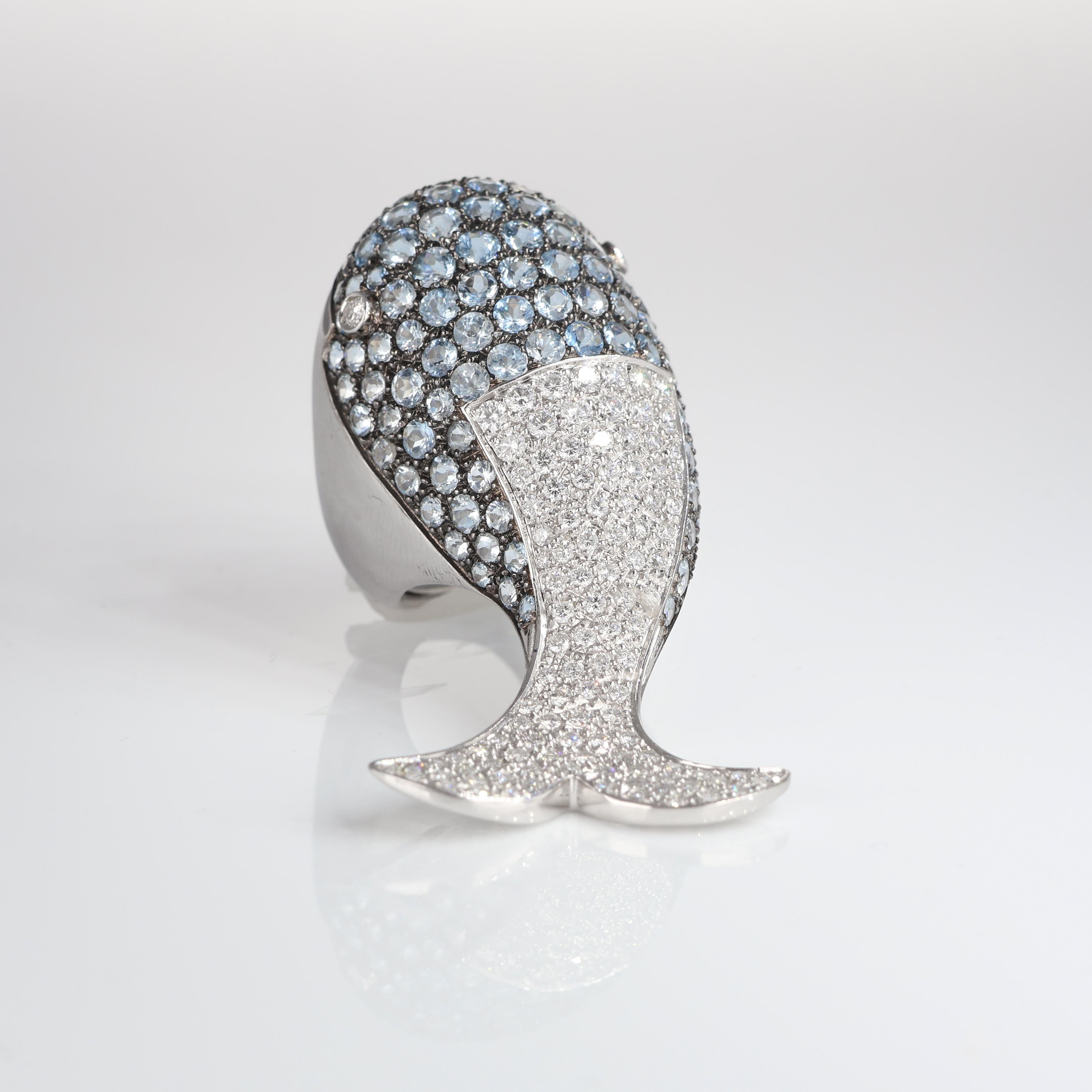 Anillo icónico de oro blanco con diseño de ballena, diamantes y aguamarina en venta 1