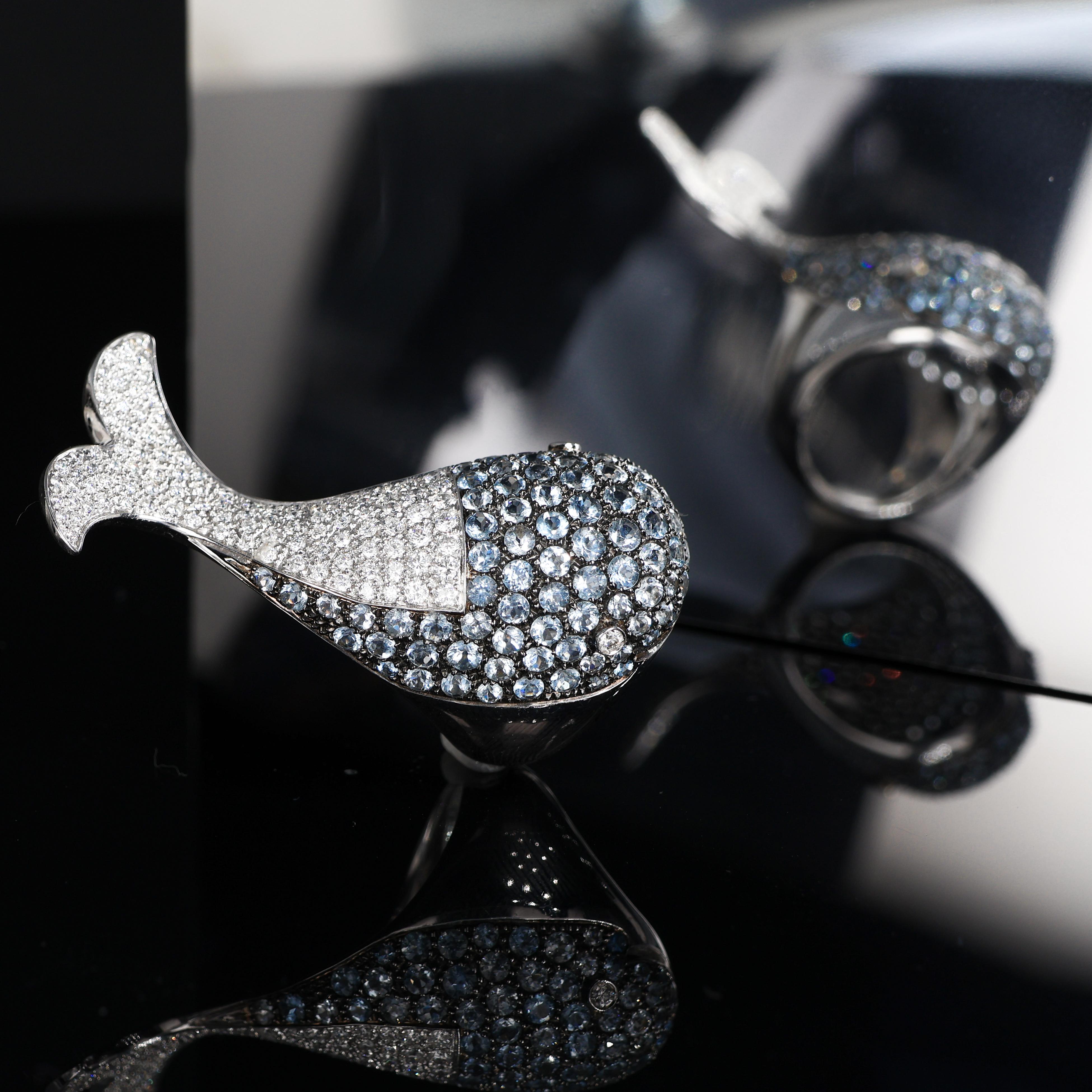 Anillo icónico de oro blanco con diseño de ballena, diamantes y aguamarina en venta 2