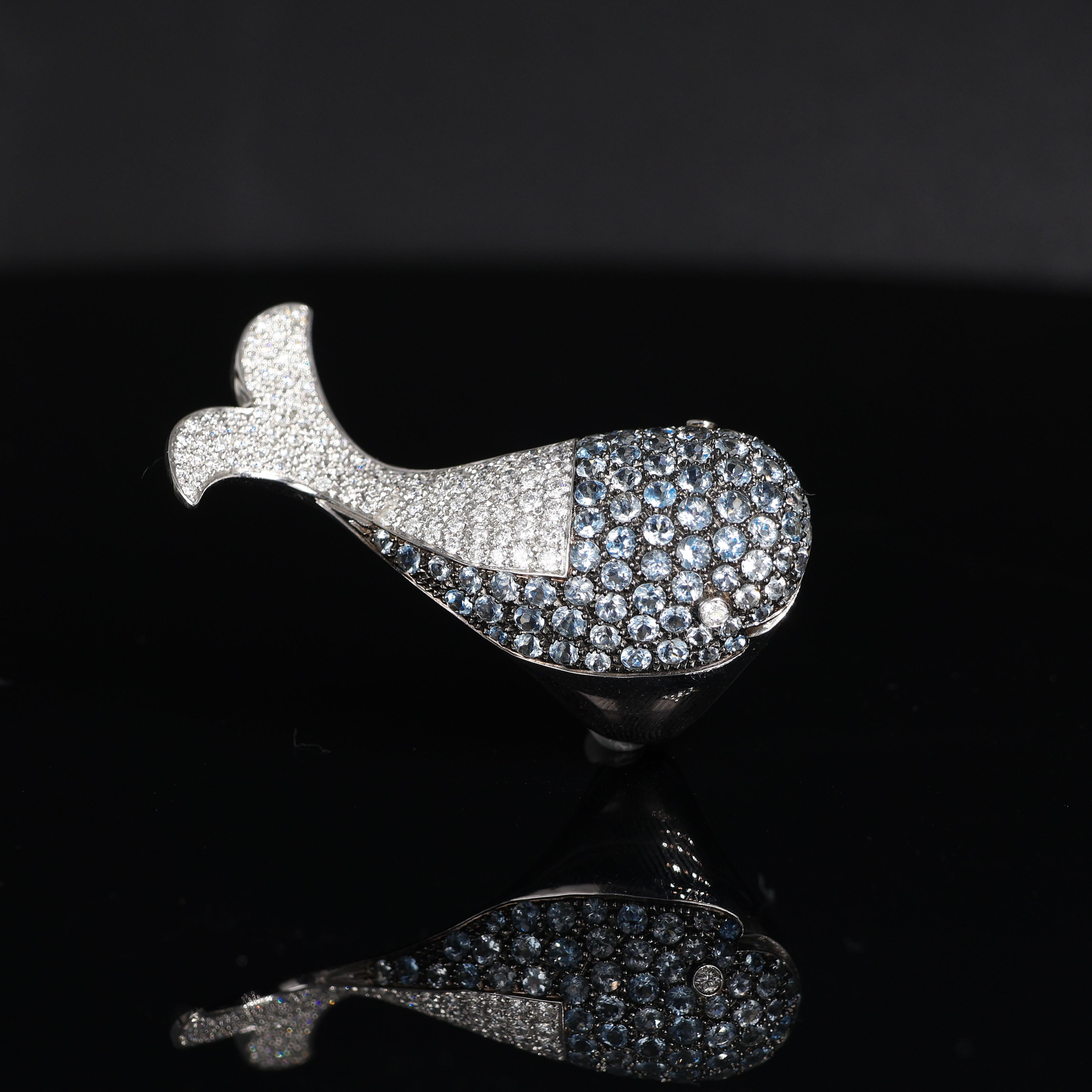 Anillo icónico de oro blanco con diseño de ballena, diamantes y aguamarina en venta 3