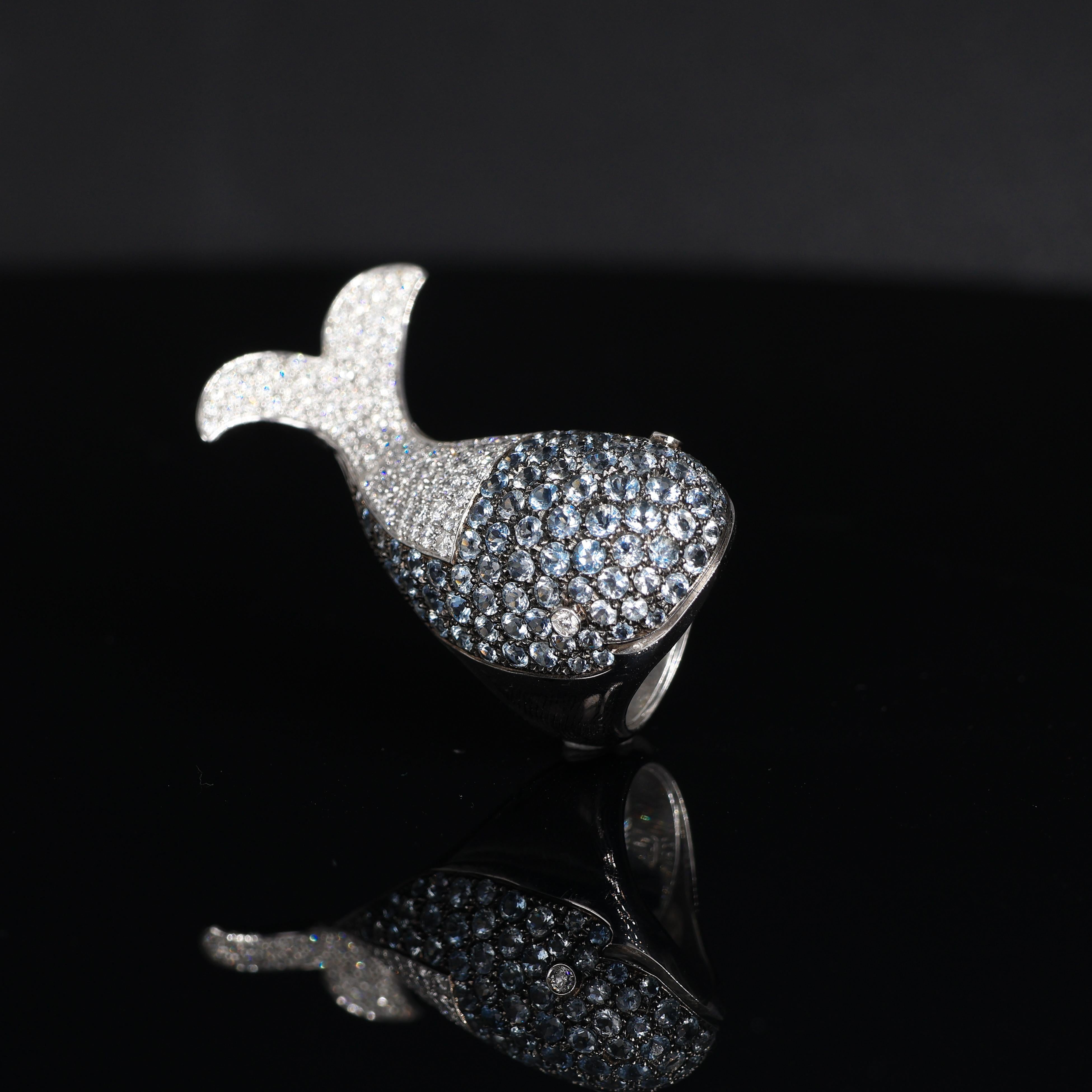 Anillo icónico de oro blanco con diseño de ballena, diamantes y aguamarina en venta 4