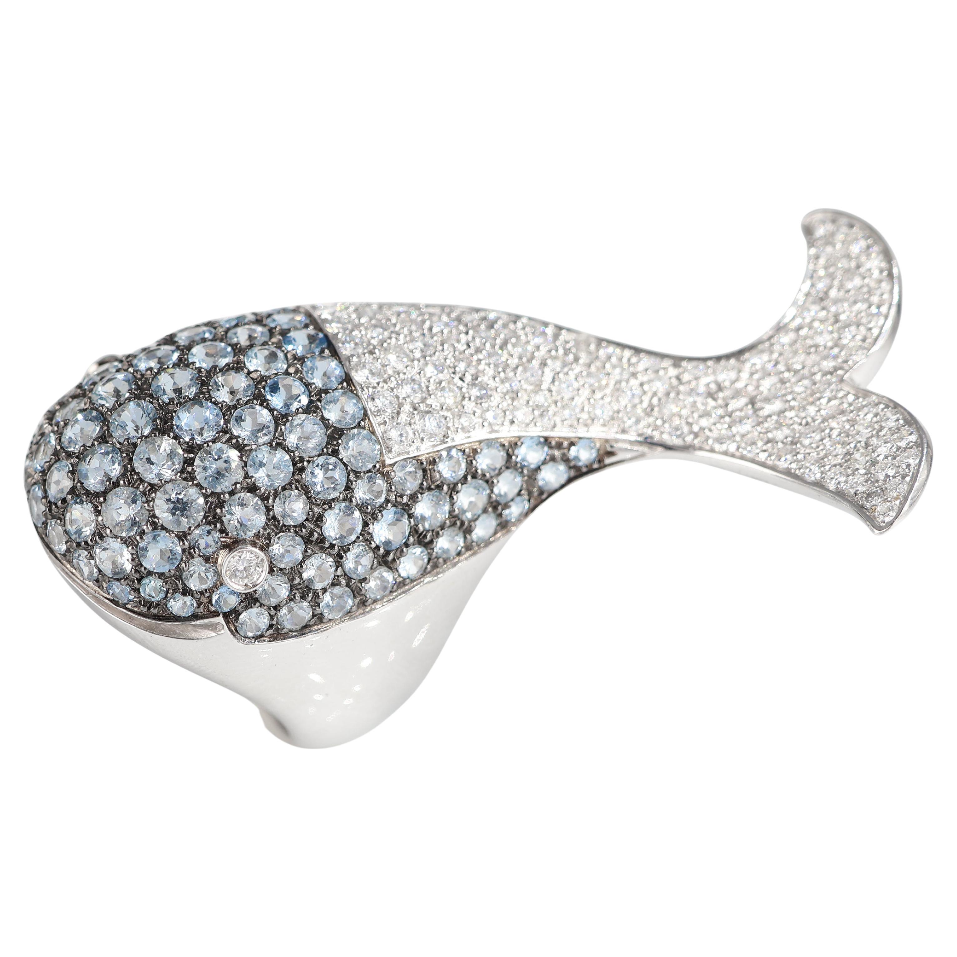Anillo icónico de oro blanco con diseño de ballena, diamantes y aguamarina en venta