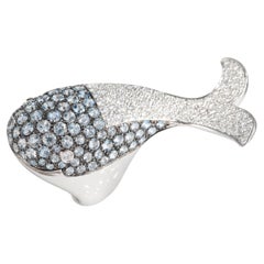 Anillo icónico de oro blanco con diseño de ballena, diamantes y aguamarina