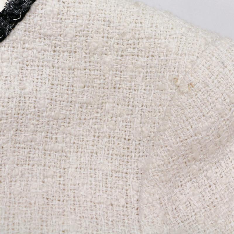 Veste blanche Iconique de Chanel en vente 1