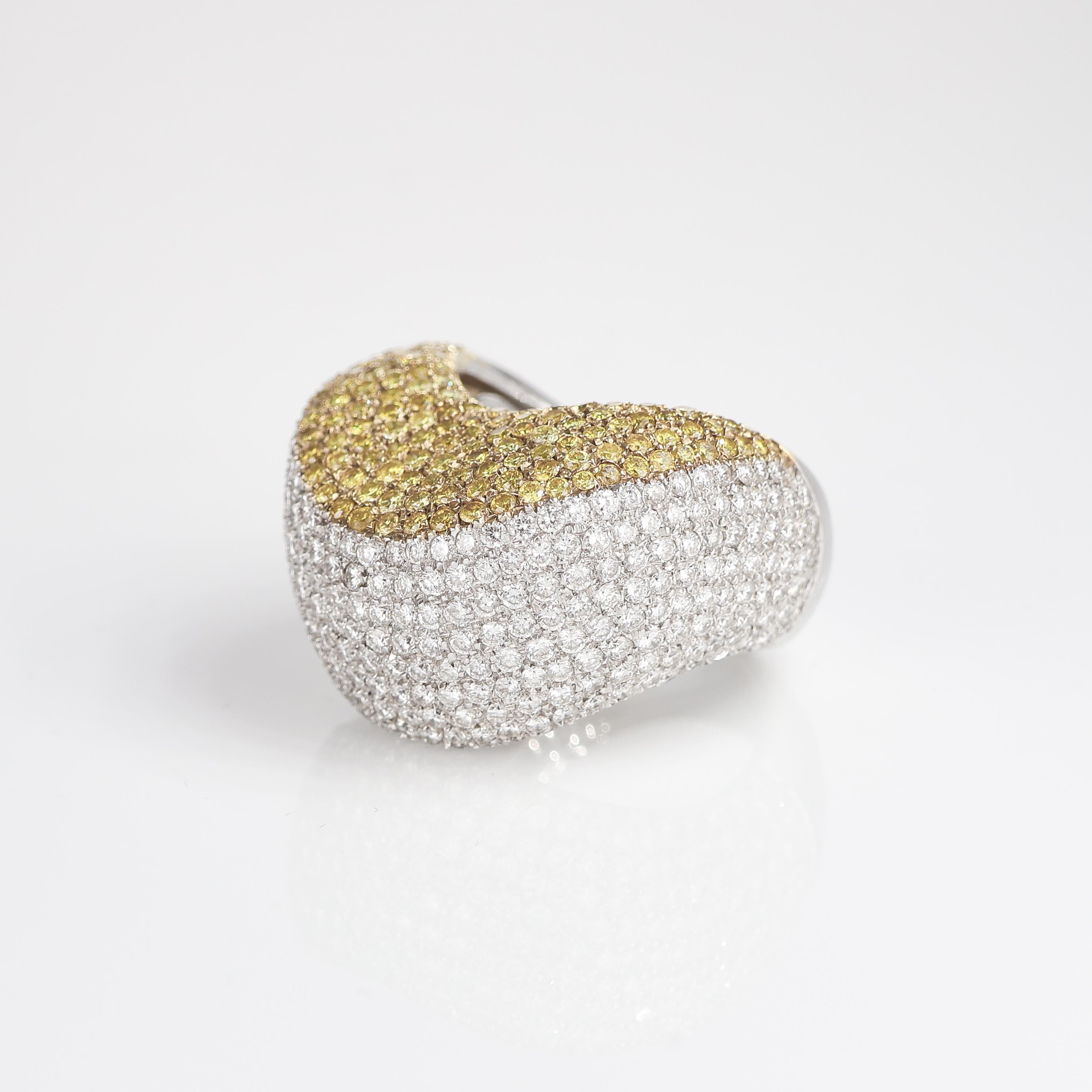 Iconic White Gold Band Ring with White and Yellow Diamonds, 4.10 Carats In New Condition For Sale In Bergamo, BG