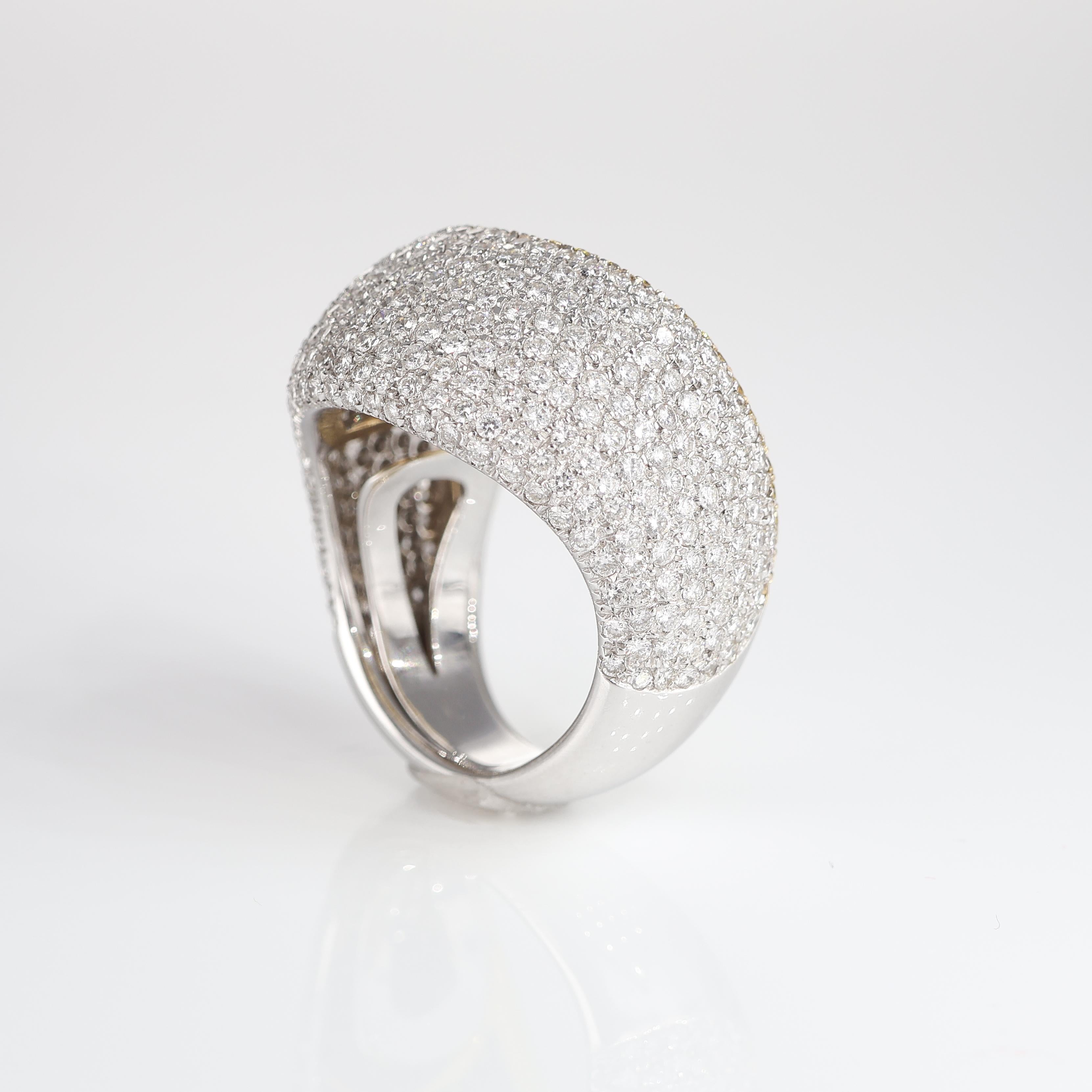 Iconic White Gold Band Ring with White and Yellow Diamonds, 4.10 Carats For Sale 4