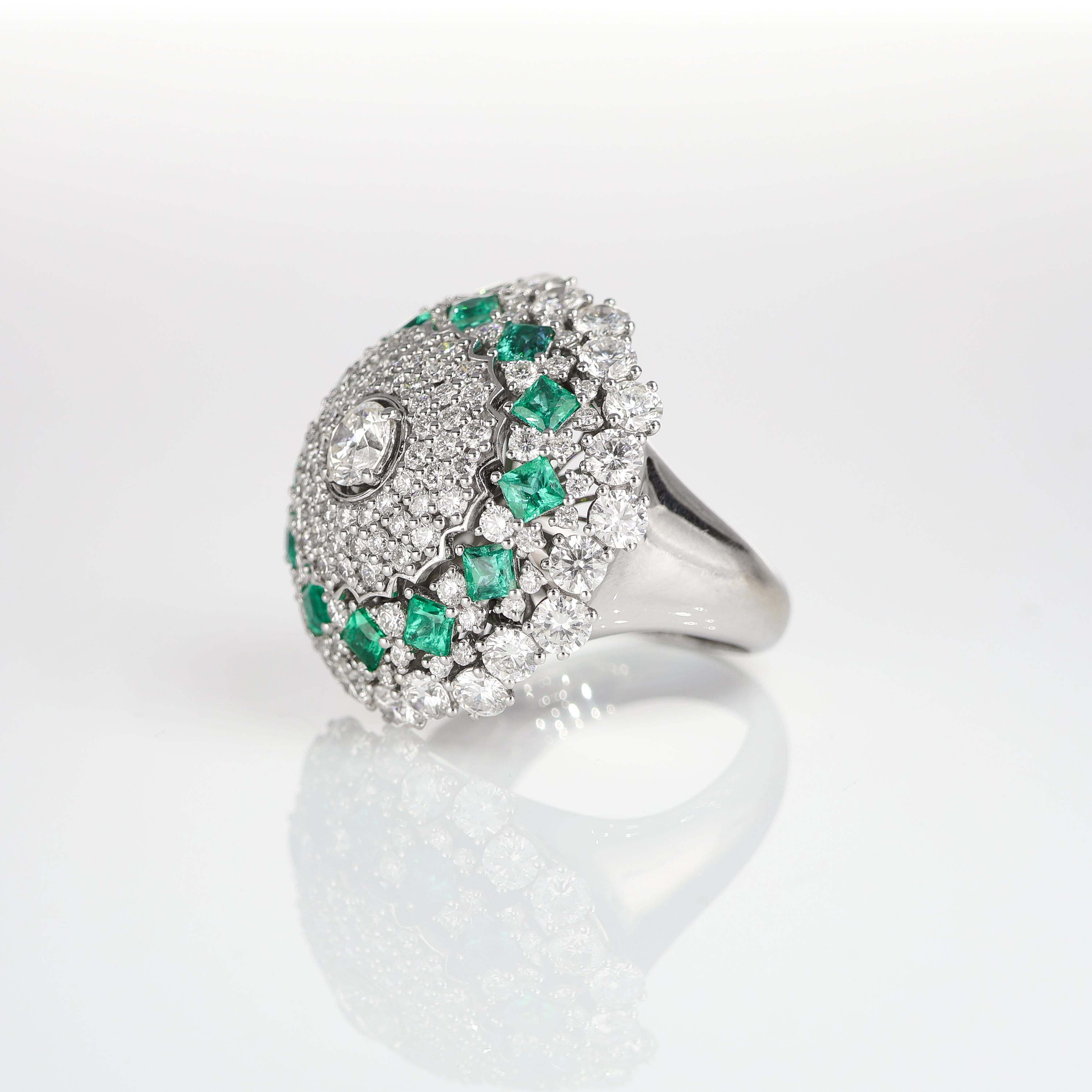 Brilliant Cut Iconic White Gold Dome Ring with Diamonds 5.35 ct Princess Cut Emeralds 1.60 ct For Sale