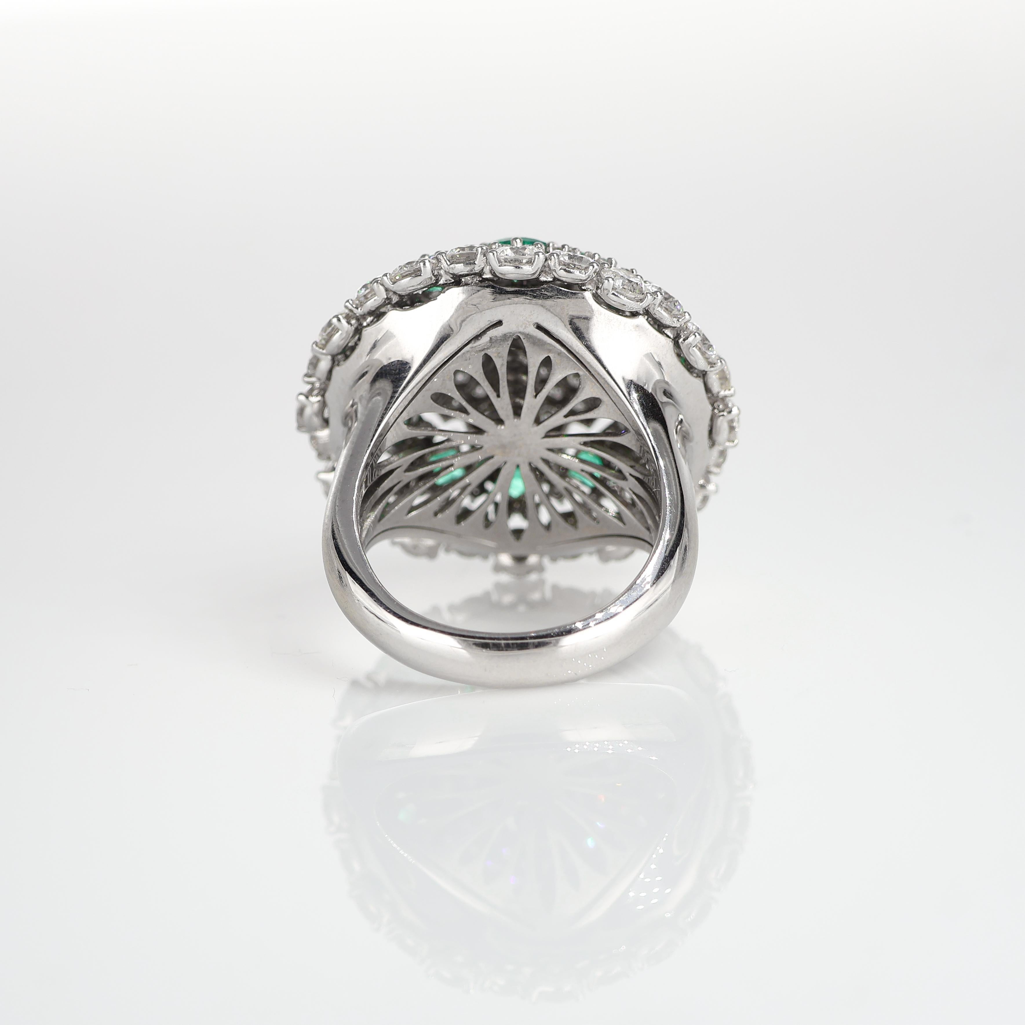 Iconic White Gold Dome Ring with Diamonds 5.35 ct Princess Cut Emeralds 1.60 ct In New Condition For Sale In Bergamo, BG