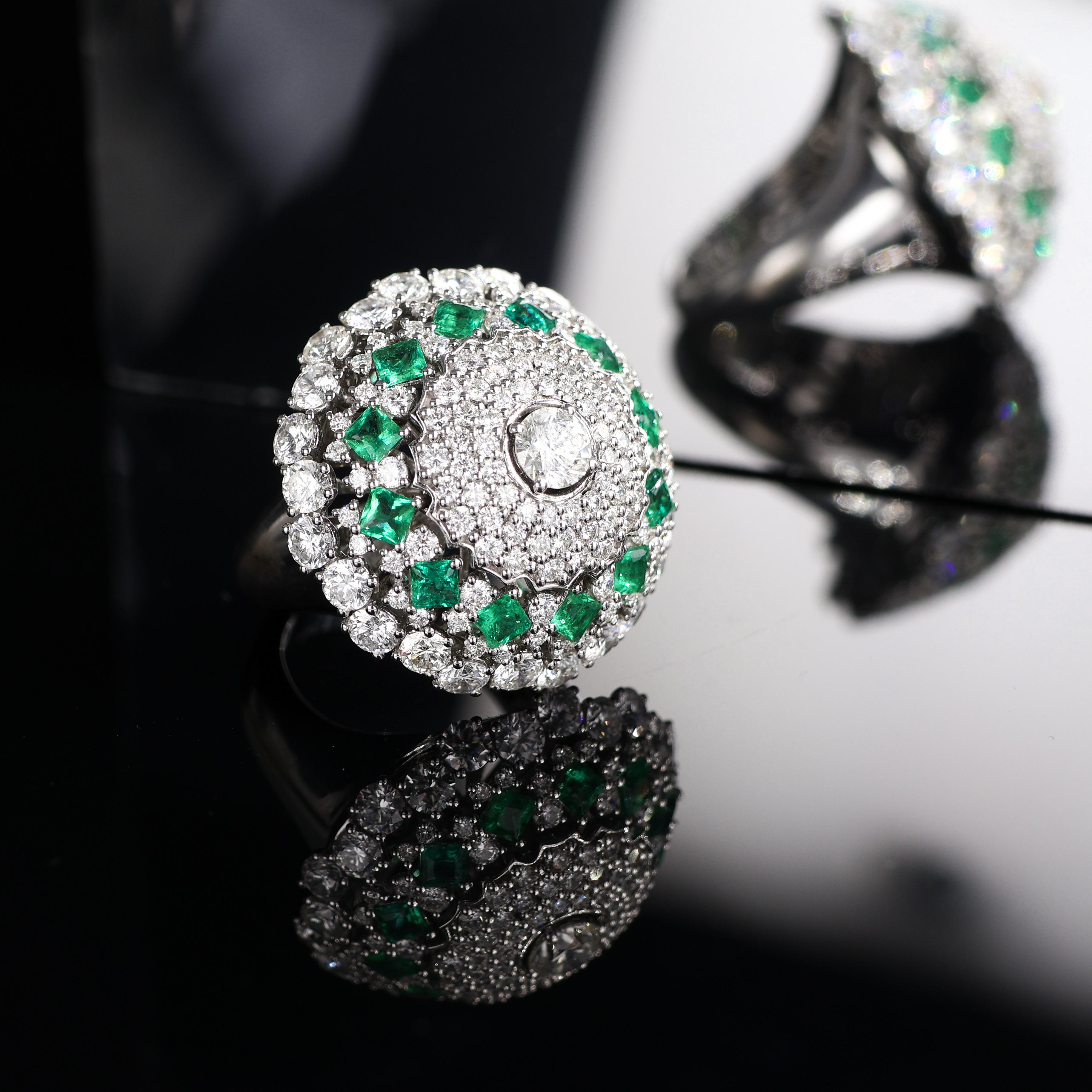 Iconic White Gold Dome Ring with Diamonds 5.35 ct Princess Cut Emeralds 1.60 ct For Sale 2