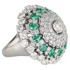 Anillo Cúpula Icónica de Oro Blanco con Diamantes 5,35 ct Esmeraldas talla princesa 1,60 ct