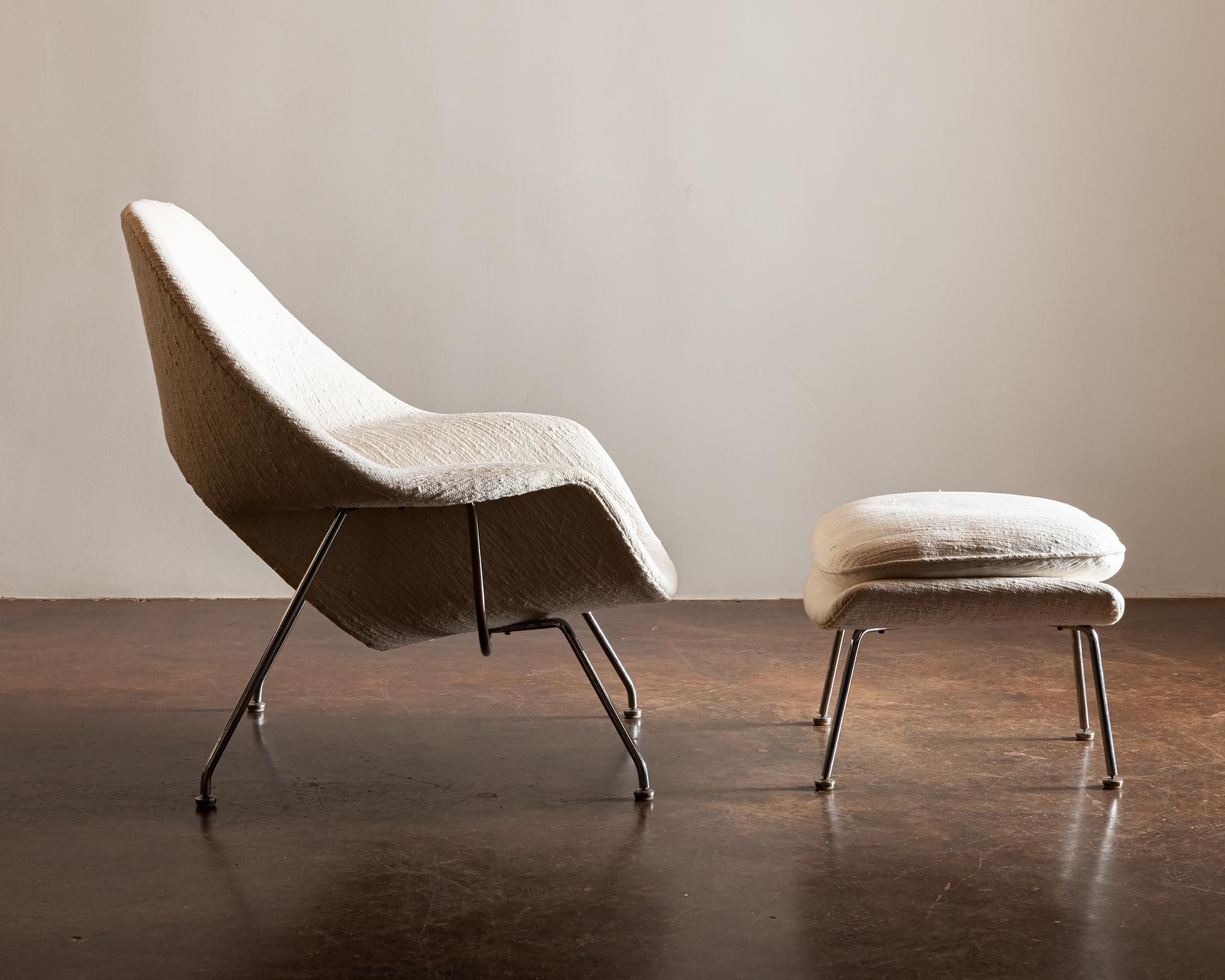 A nice example of the Womb chair and ottoman by Eero Saarinen for Knoll in original Knoll bouclé fabric. Late 20th century re-edition.