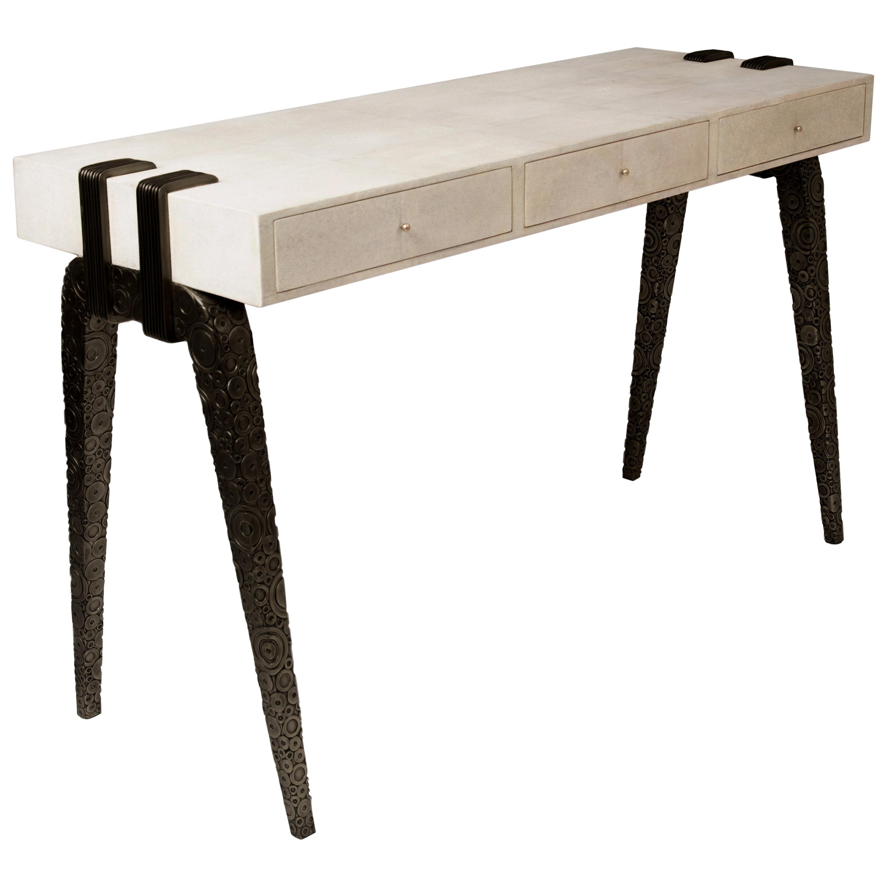 Bureau Icons en galuchat crème et laiton Patina par R&Y Augousti