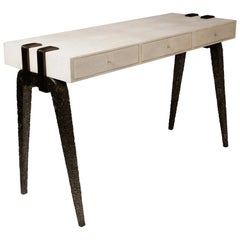 Bureau Icons en galuchat crème et laiton Patina par R&Y Augousti