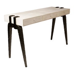 Bureau Icons en galuchat crème et laiton Patina par R&Y Augousti