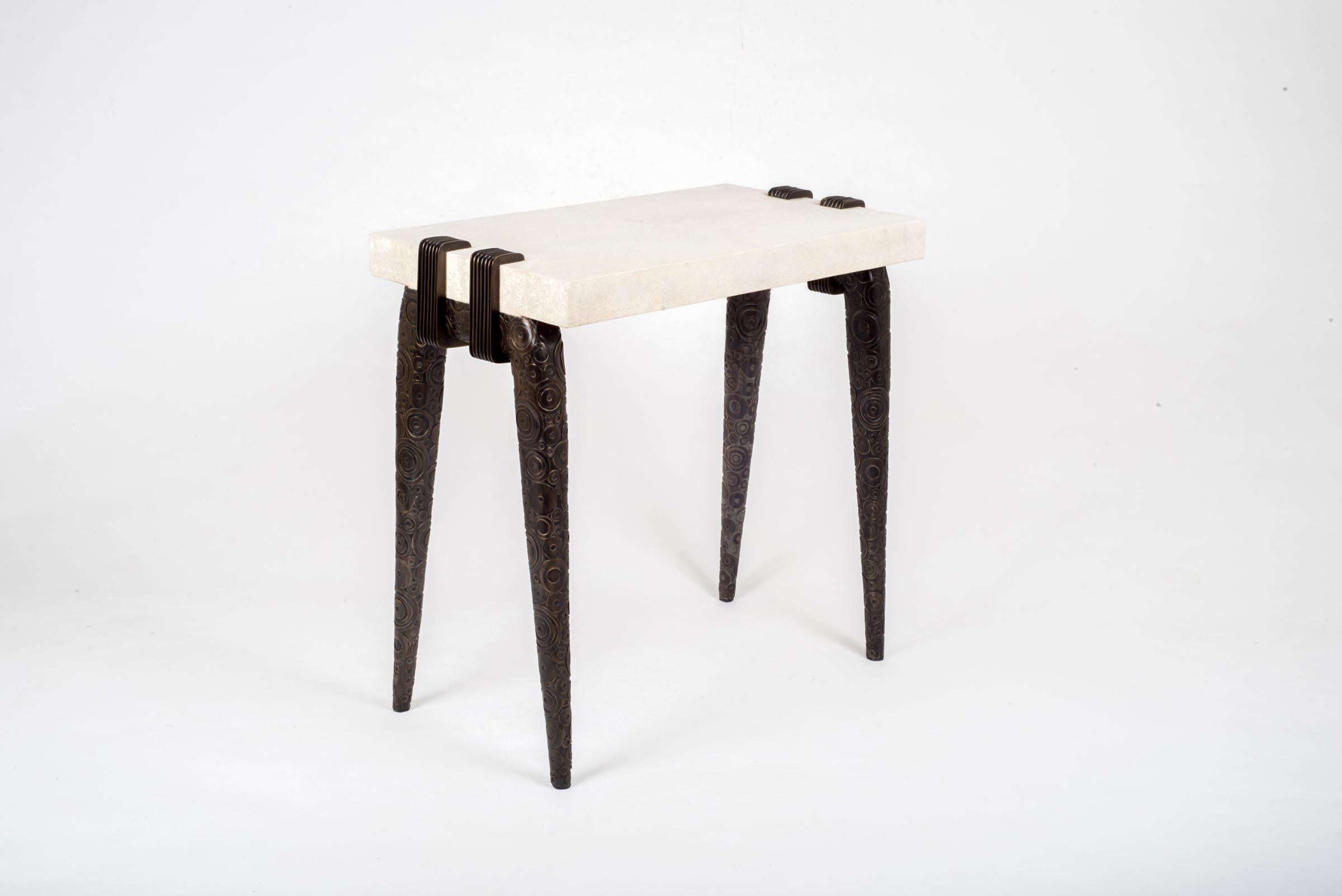 Ikonischer Schreibtisch aus cremefarbenem Shagreen-Messing und Bronze-Patina-Messing von R&Y Augousti (Art déco) im Angebot
