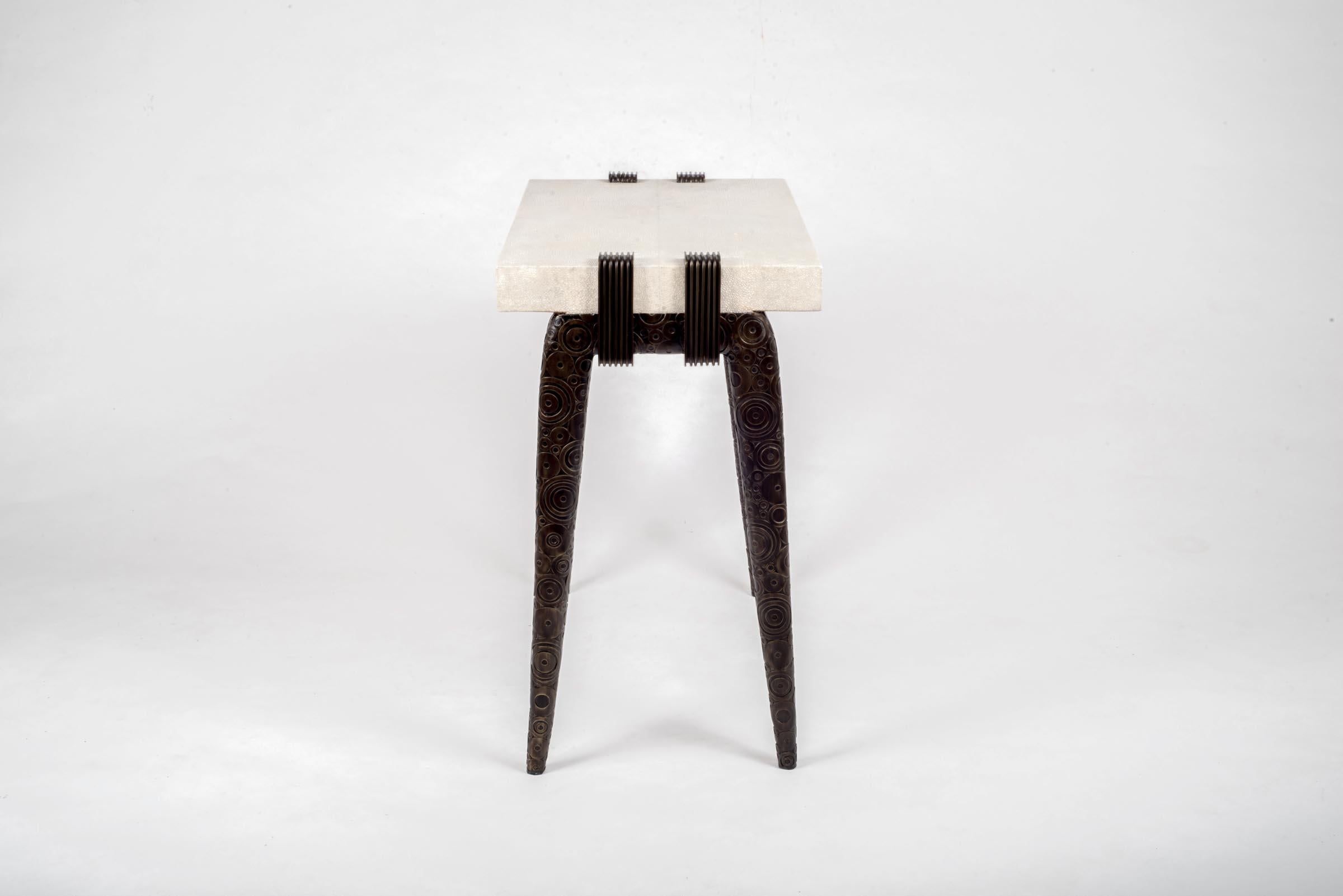 Ikonischer Schreibtisch aus cremefarbenem Shagreen-Messing und Bronze-Patina-Messing von R&Y Augousti (Französisch) im Angebot