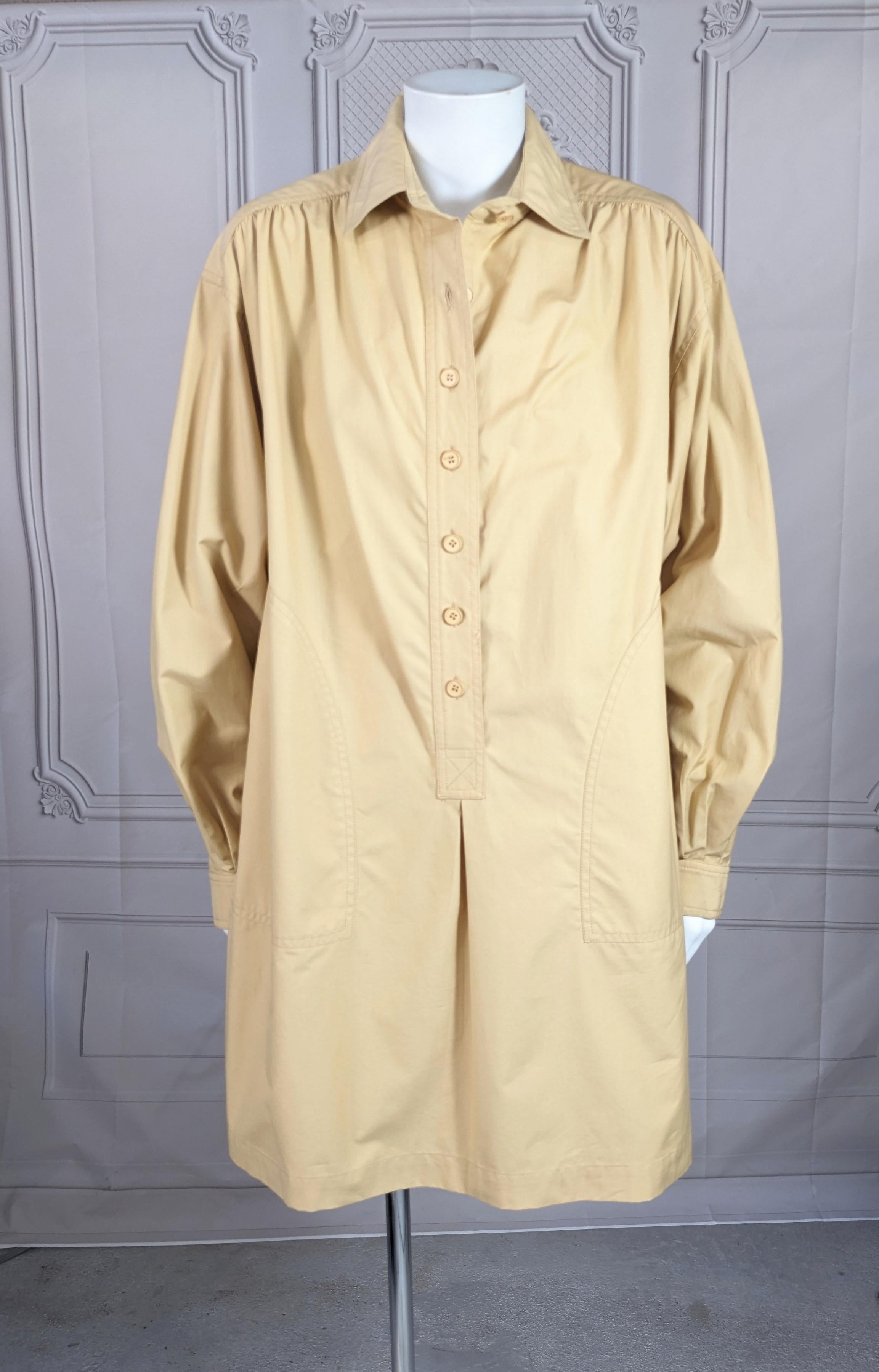 Icône, rare et ancienne garde-robe Yves Saint Laurent Rive Gauche Saharienne des années 1970. Ensemble de 3 pièces acheté, mais non porté, avec les étiquettes d'origine, chez Bonwit Teller, le détaillant de luxe qui se trouvait auparavant sur la 57e