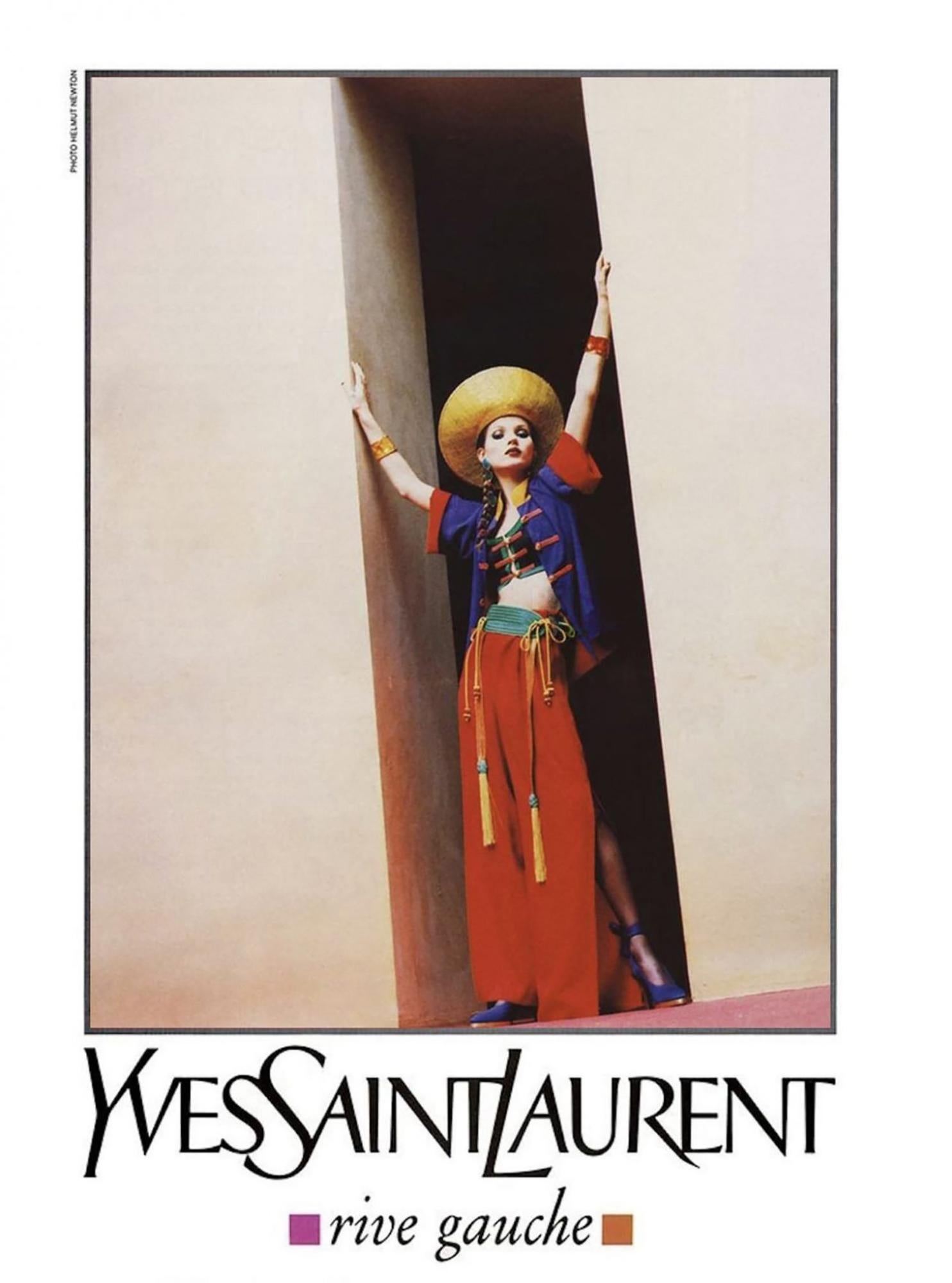 Un pezzo di storia della moda degno di un museo.
Yves Saint Laurent Rive Gauche SS 1993 Ensemble di seta: giacca e pantaloni.
Questo abito di grande effetto, indossato da Kate Moss nella campagna fotografata dal leggendario Helmut Newton, è una