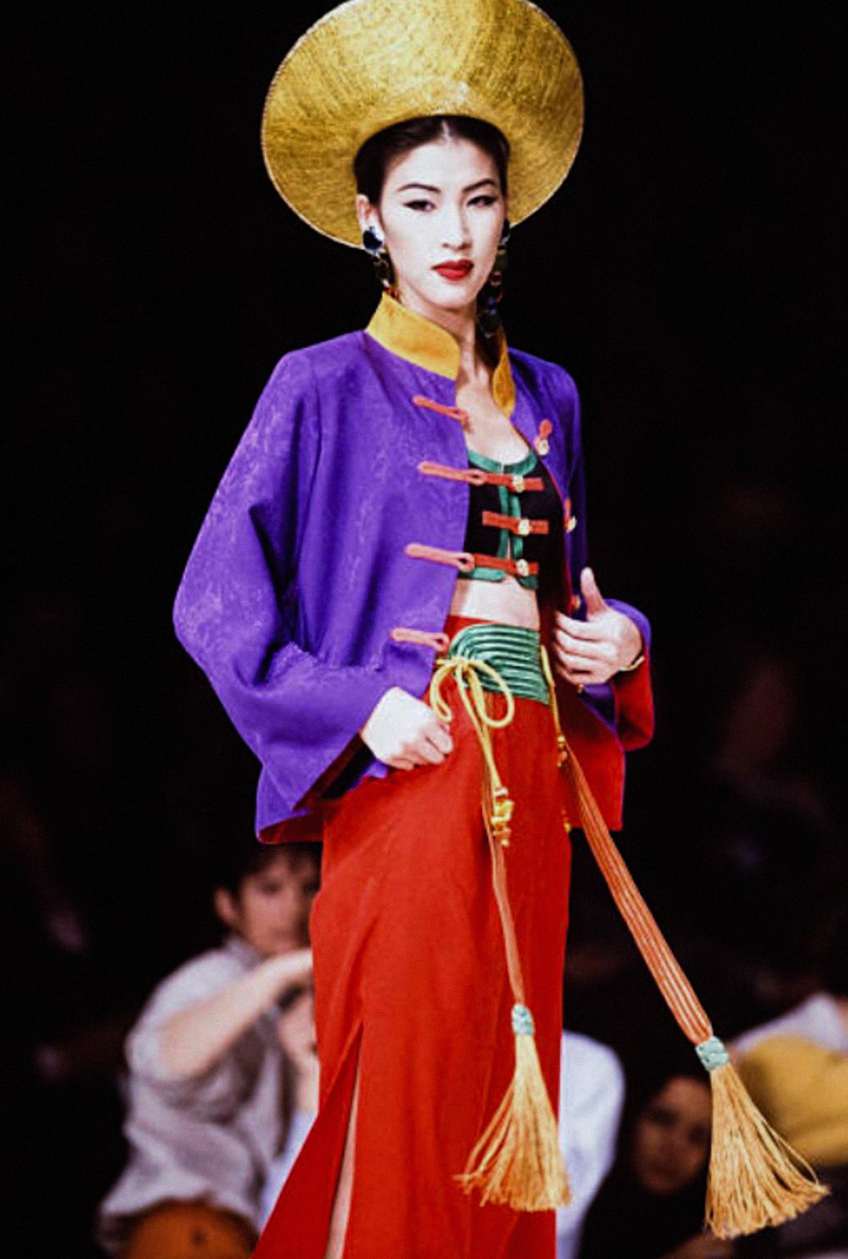 Rosso L'iconico ensemble di Yves Saint Laurent SS 1993 Kate Moss Giacca da passerella Pantaloni Abito in vendita