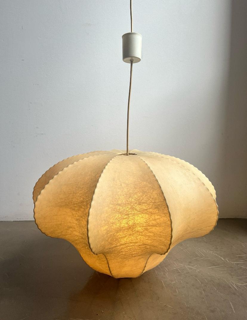 Iconico lampadario in cocoon a sospensione, 1960, Italia
Il lampadario Cocoon è caratterizzato da un design iconico, riconoscibile per la sua forma organica e la superficie avvolgente che richiama le sperimentazioni del design italiano degli anni