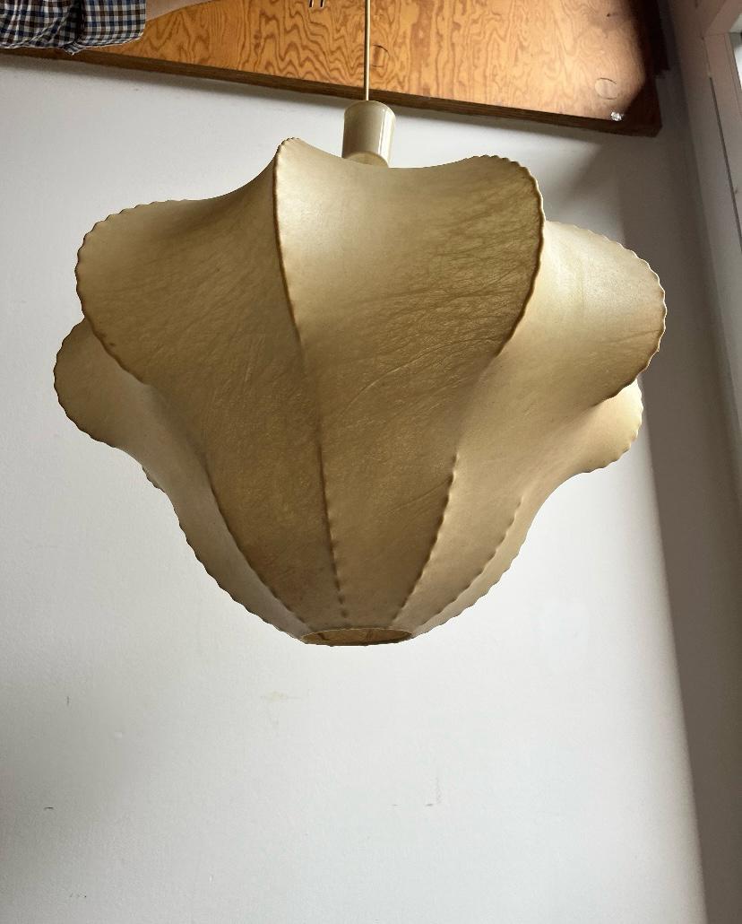 Moderno Iconico lampadario in cocoon a sospensione, 1960, Italia in vendita