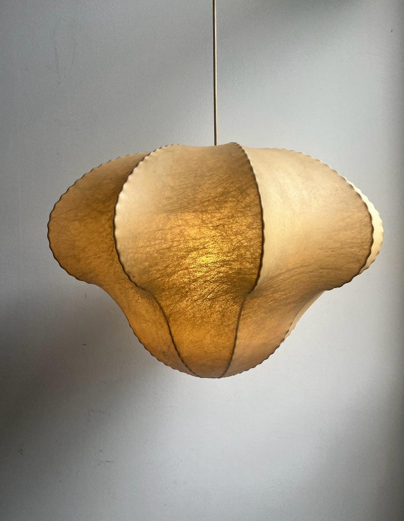 European Iconico lampadario in cocoon a sospensione, 1960, Italia in vendita