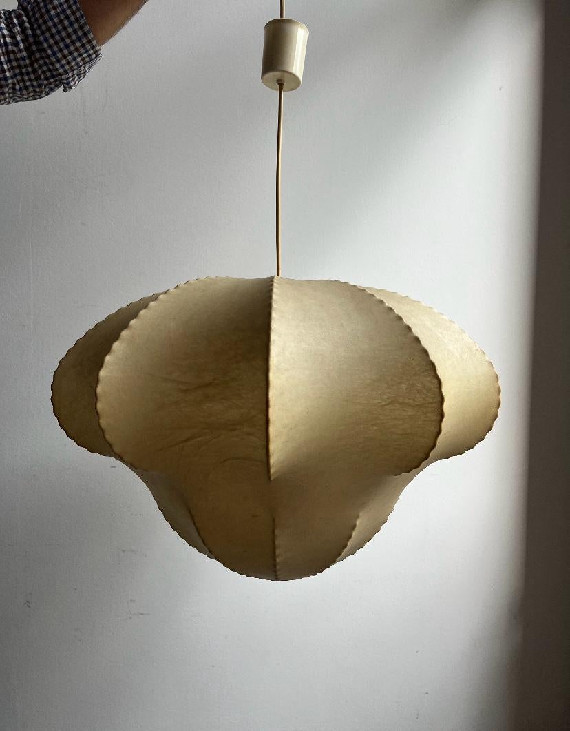 Iconico lampadario in cocoon a sospensione, 1960, Italia In condizioni buone in vendita a Milano, IT