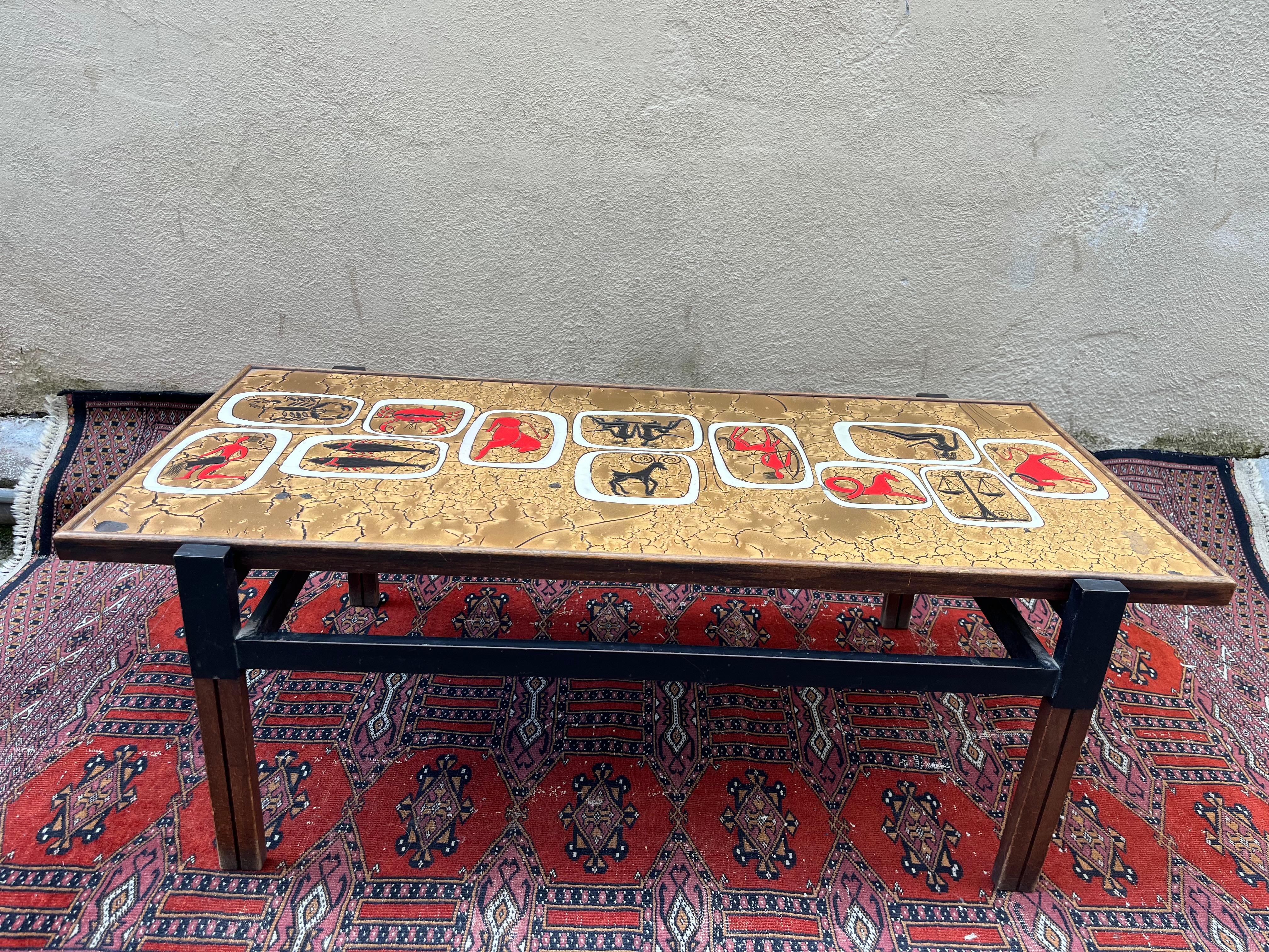 This beautiful 1950s coffee table, attributed to the designer Luciano Vigna, is a unique piece that combines art and functionality with a refined aesthetic. Vigna, known for his innovative approach to Italian modernism, has combined bold materials