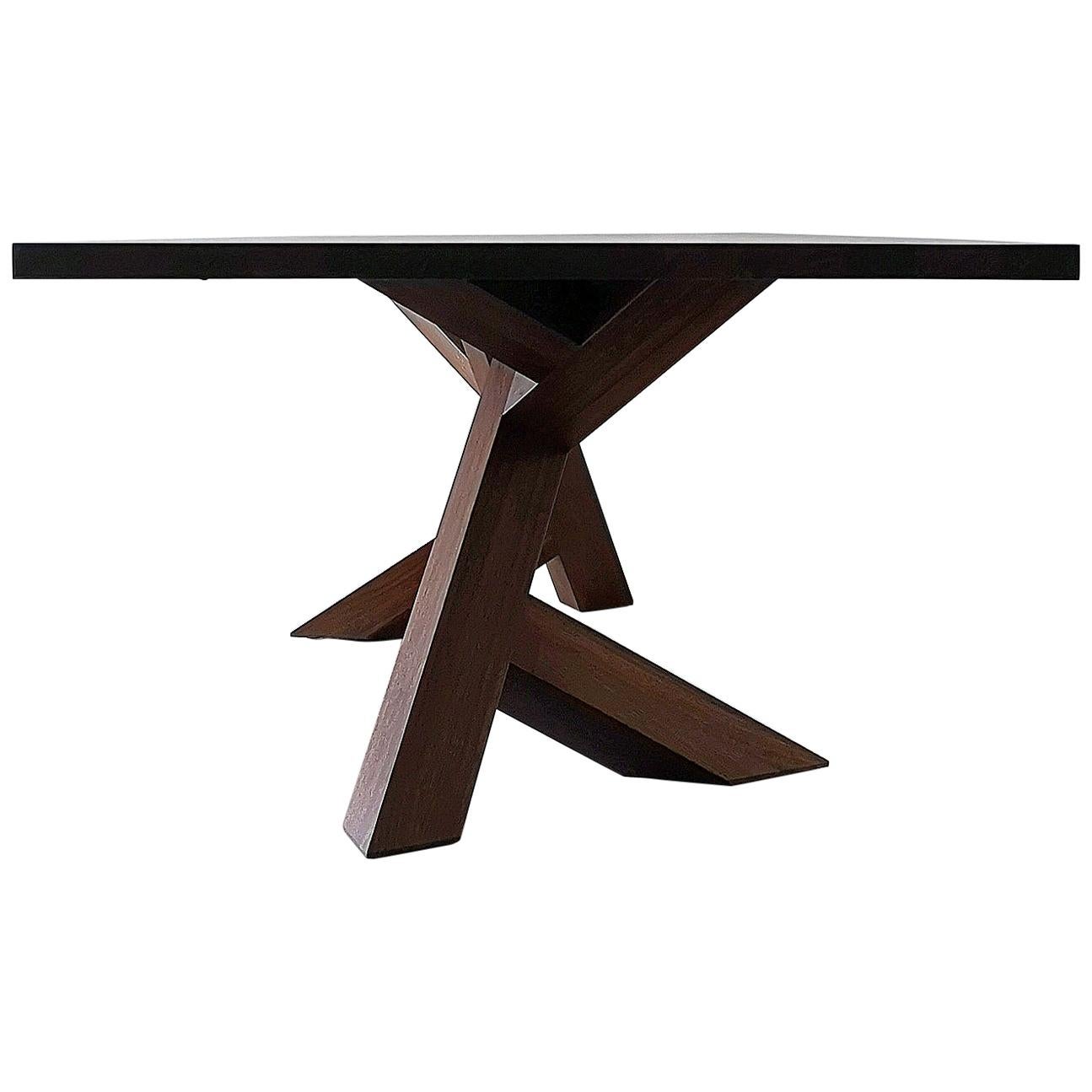Der Iconoclast Esstisch ist aus 100% massivem Hartholz gefertigt und verfügt über einen einzigartigen Sockel. Dieses Stück zieht die Blicke auf sich und ist der perfekte Mittelpunkt für jedes offene Esszimmer, ob modern oder im Übergangsstil, und