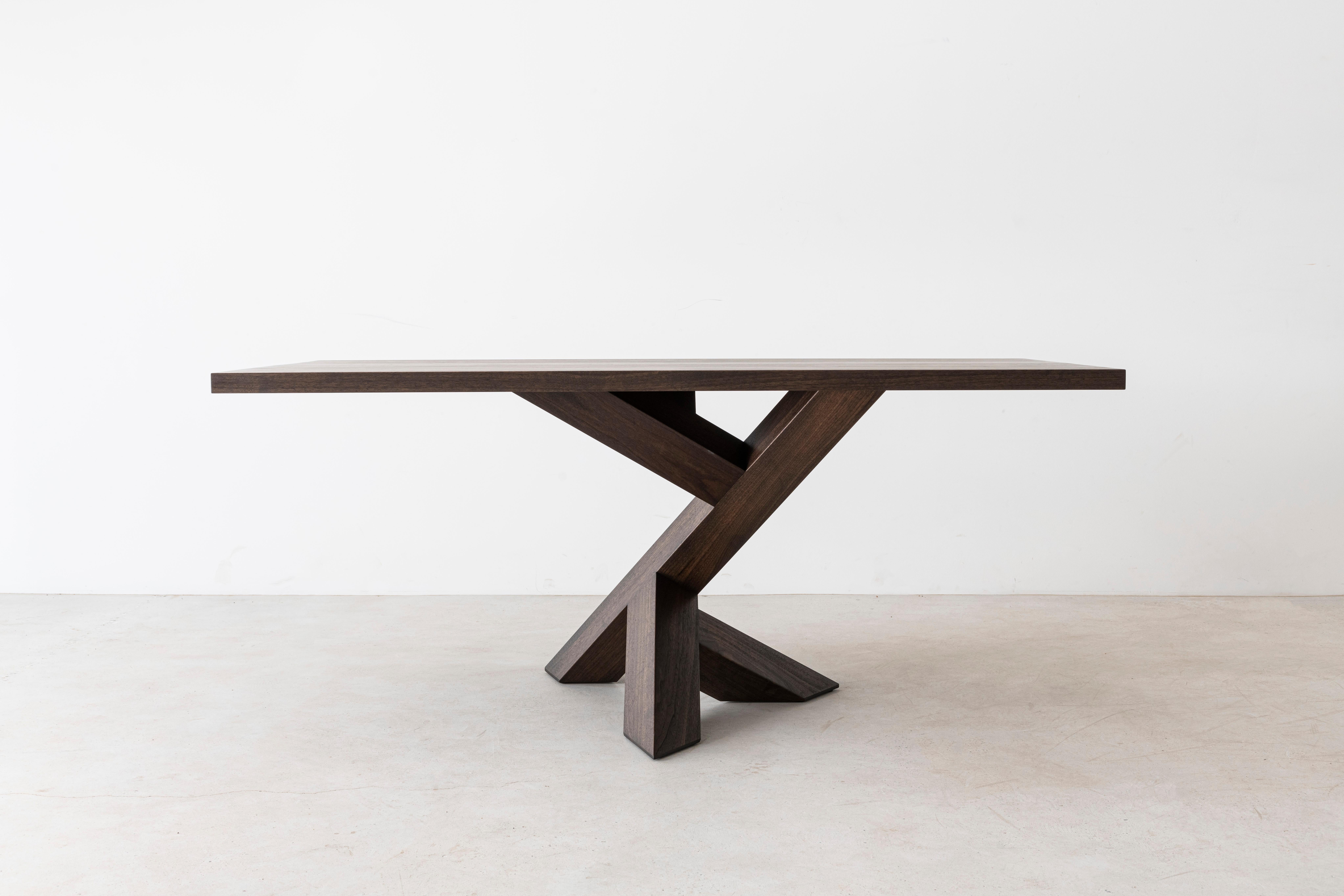 Dieser ikonische Esstisch mit Sockel kann rechteckig oder rund sein und besteht zu 100 % aus massivem Hartholz. Der eckige Sockel ermöglicht eine Vielzahl von Stuhlpositionen und bietet gleichzeitig maximale Stabilität. Kann bis zu 60