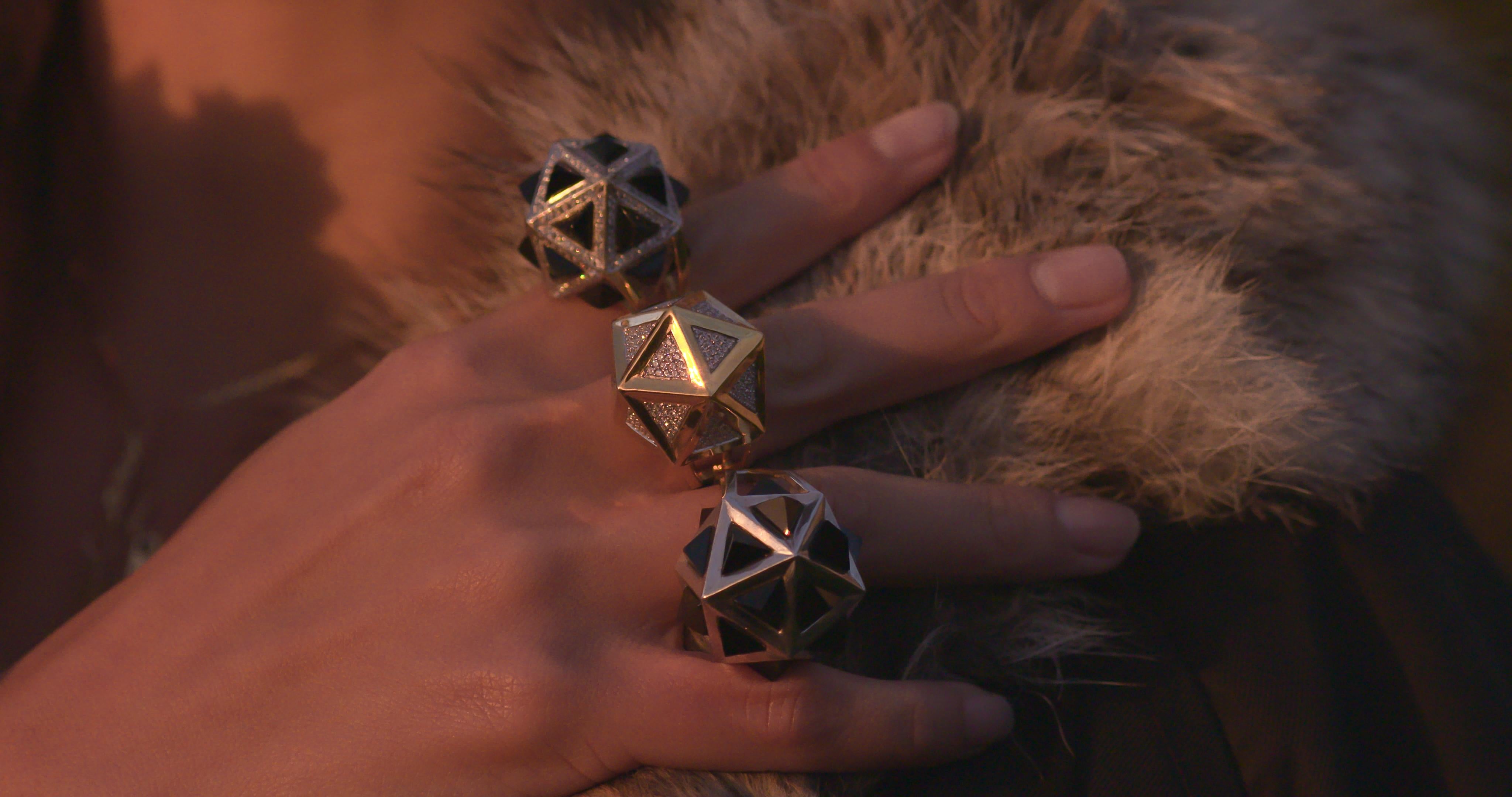 Dieser einzigartige Ring von John Brevard ist von der heiligen Geometrie inspiriert und hat die Form eines Ikosaeders, dem letzten der platonischen Körper der antiken Philosophen. Dieser Ikosaederring mit 18 pyramidenförmigen Seiten aus schwarzen