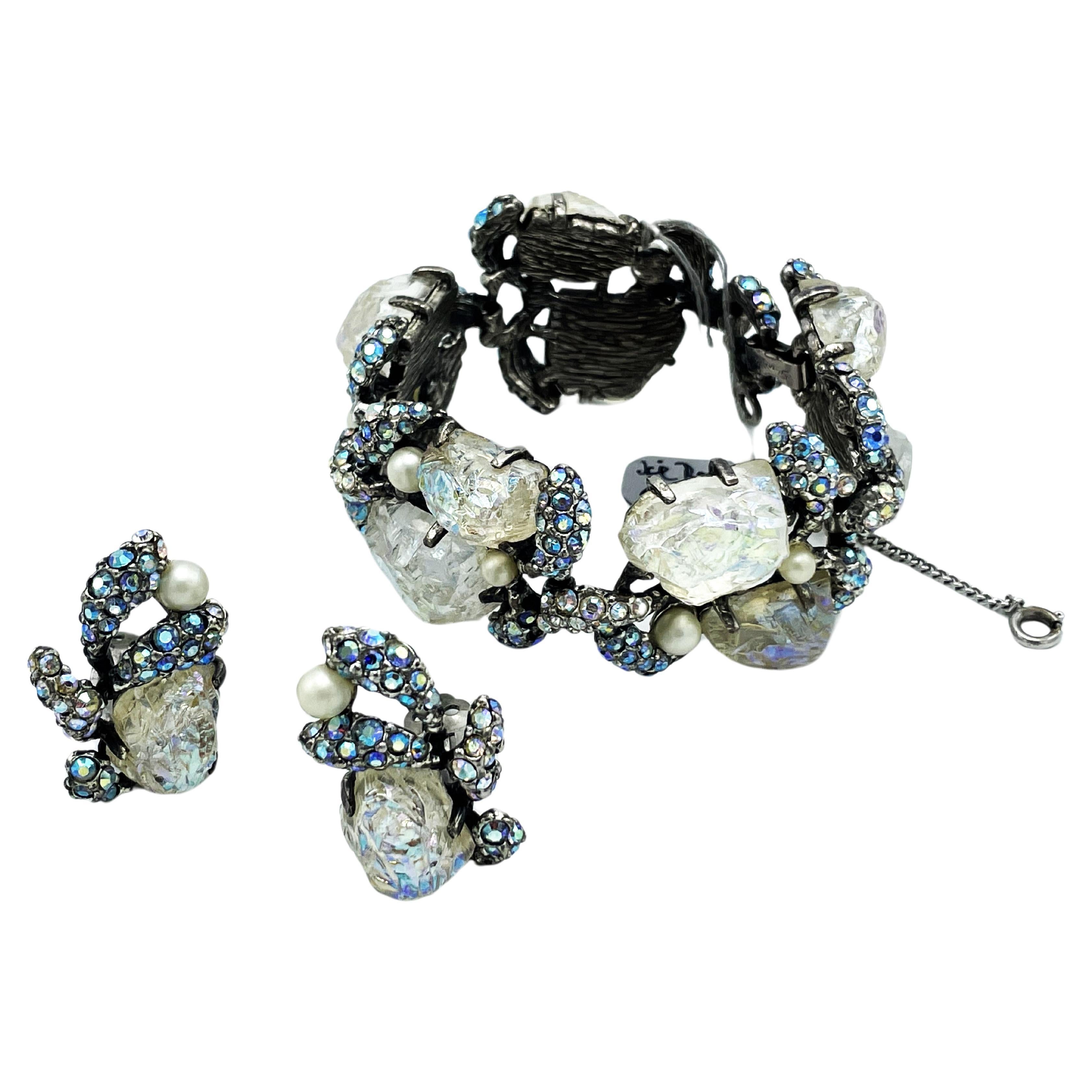 Un fantastique bracelet et des clips d'oreilles assortis de Schiaparlli, datant des années 1950 en Italie.
Le bracelet est composé de 5 maillons, chacun avec 2 pierres en verre ice rock, 2 perles artisanales et de nombreux petits strass aurescents.