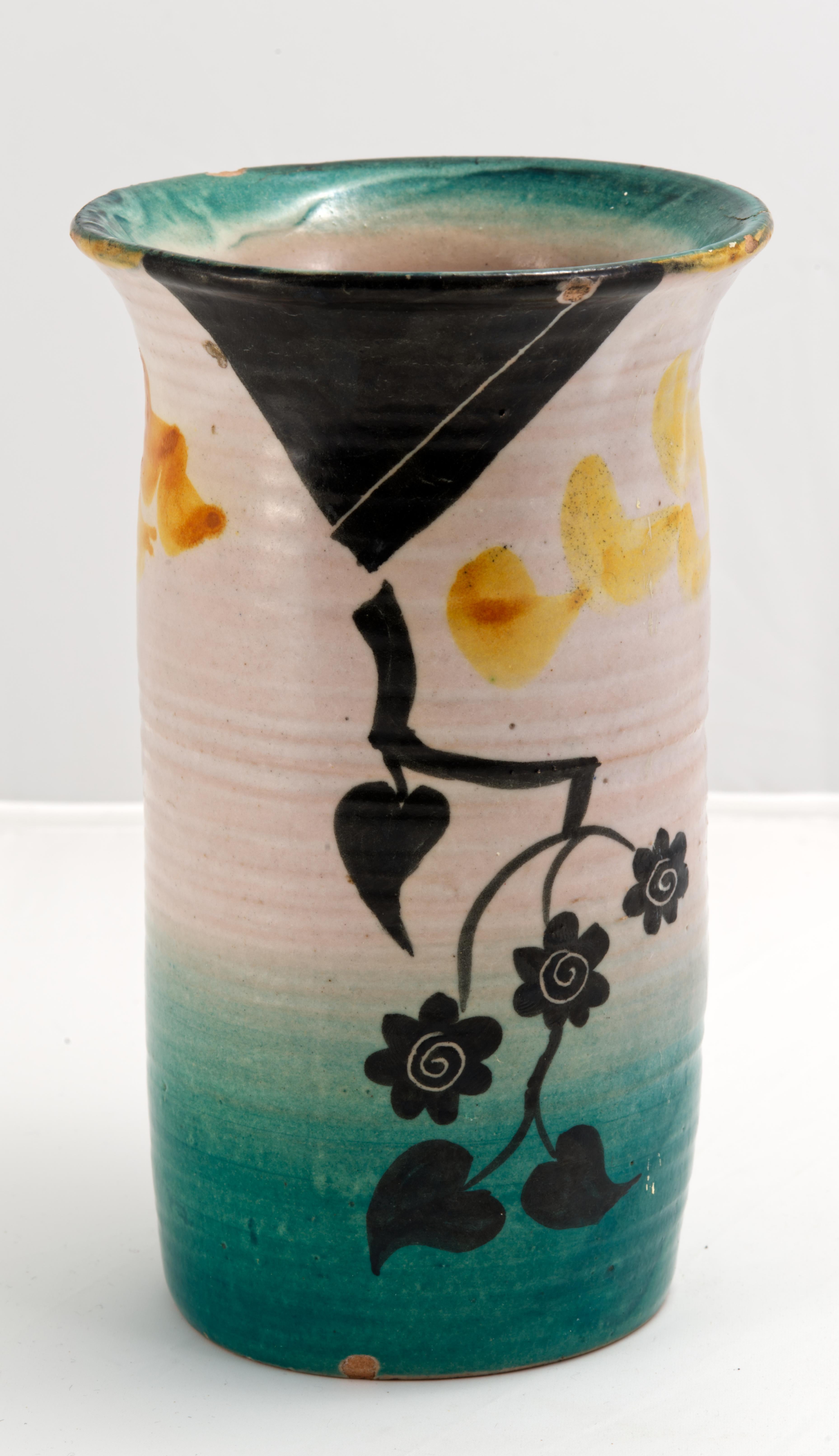Il raro vaso in ceramica vintage presenta una forma cilindrica affusolata con bordo leggermente svasato e decori grafici in bianco sporco, verde acqua, nero e giallo. Il motivo principale di fiori astratti su un ramo, che scendono da una struttura