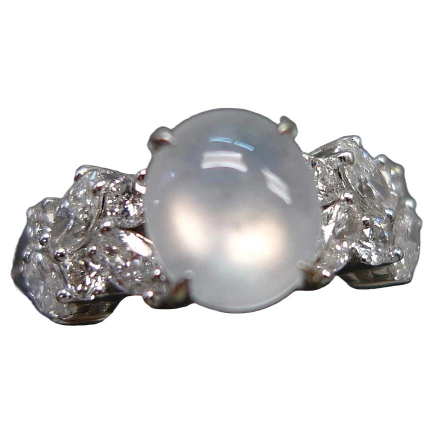 Im Angebot: Icy Jade Einzigartiger Verlobungsring mit Diamant-Akzenten () 2