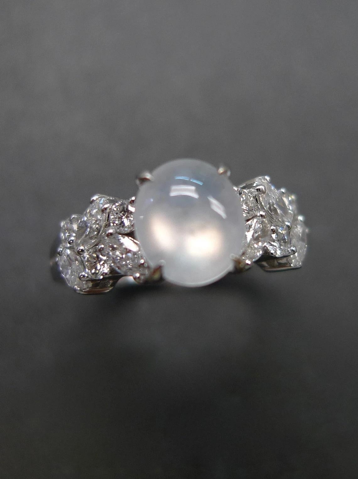 Im Angebot: Icy Jade Einzigartiger Verlobungsring mit Diamant-Akzenten () 4