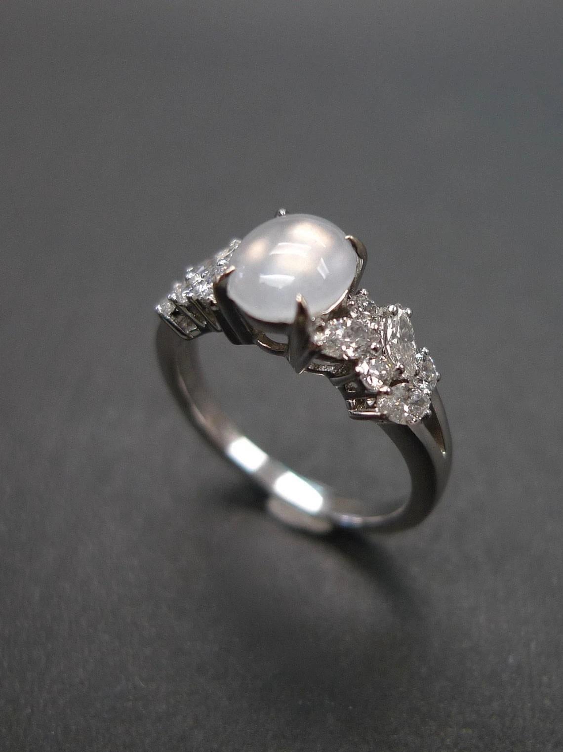 Im Angebot: Icy Jade Einzigartiger Verlobungsring mit Diamant-Akzenten () 5