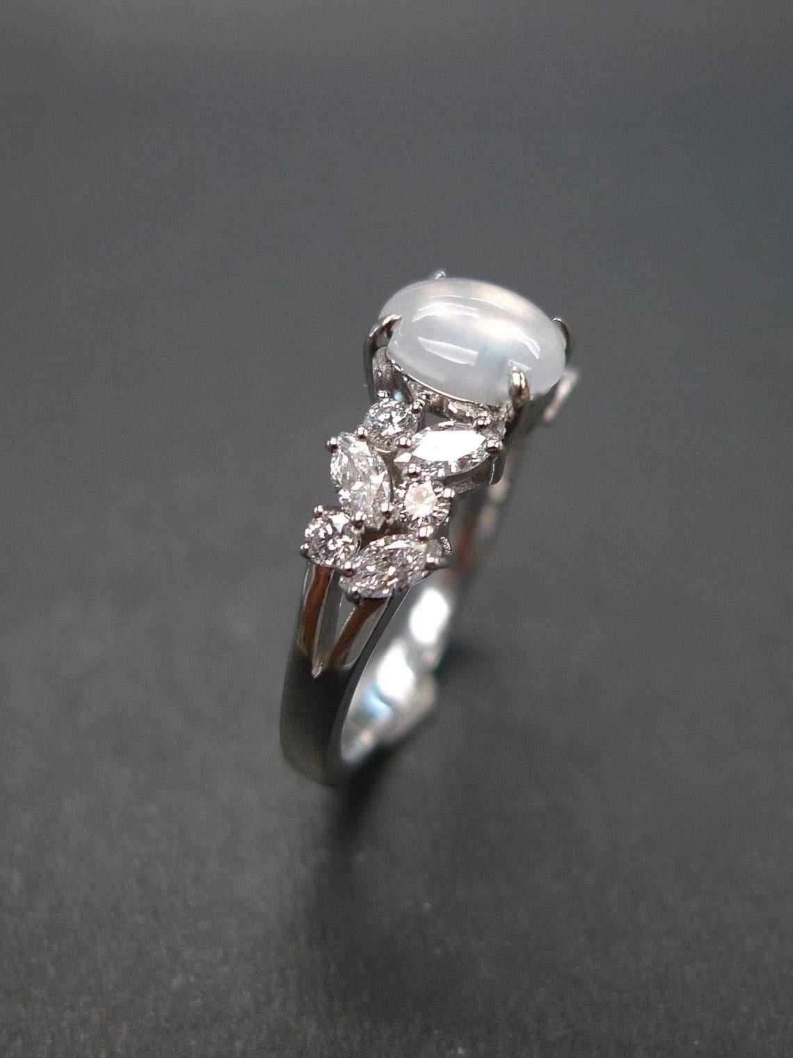 Im Angebot: Icy Jade Einzigartiger Verlobungsring mit Diamant-Akzenten () 6